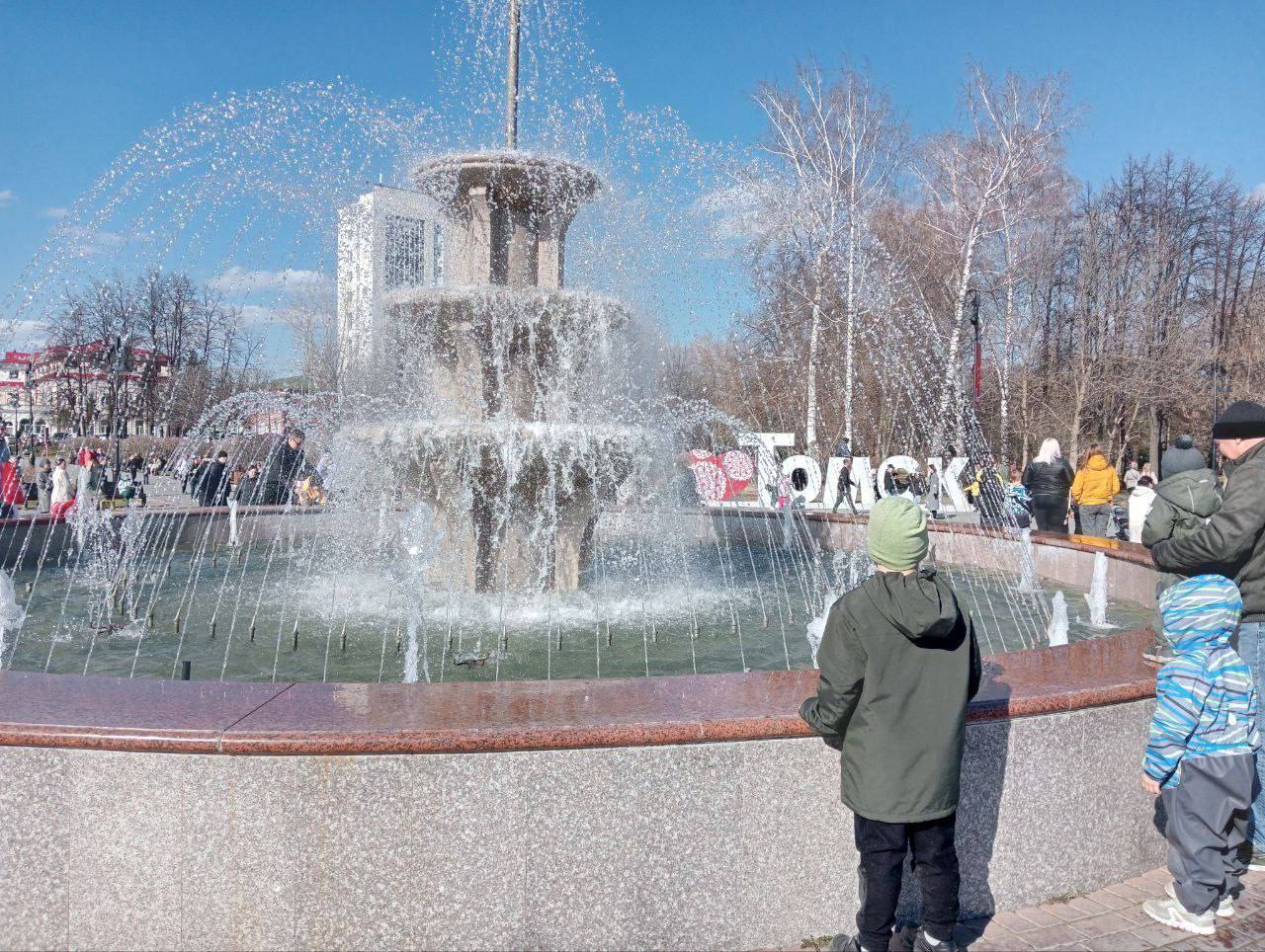 Отключать фонтаны в Томске начнут 29 сентября Первыми будут отключены фонтаны на Батенькова и Новособорной сообщает пресс служба мэрии После слива воды специалисты проведут очистку чаш и проверку оборудования затем конструкции закроют защитными щитами до следующего сезона В течение зимы состояние фонтанов будут регулярно контролировать В Томске установлено семь городских фонтанов на Новособорной площади в Буфф саду в переулках Плеханова Батенькова Нахановича на набережной Ушайки и в сквере студенческих отрядов на ул Красноармейской