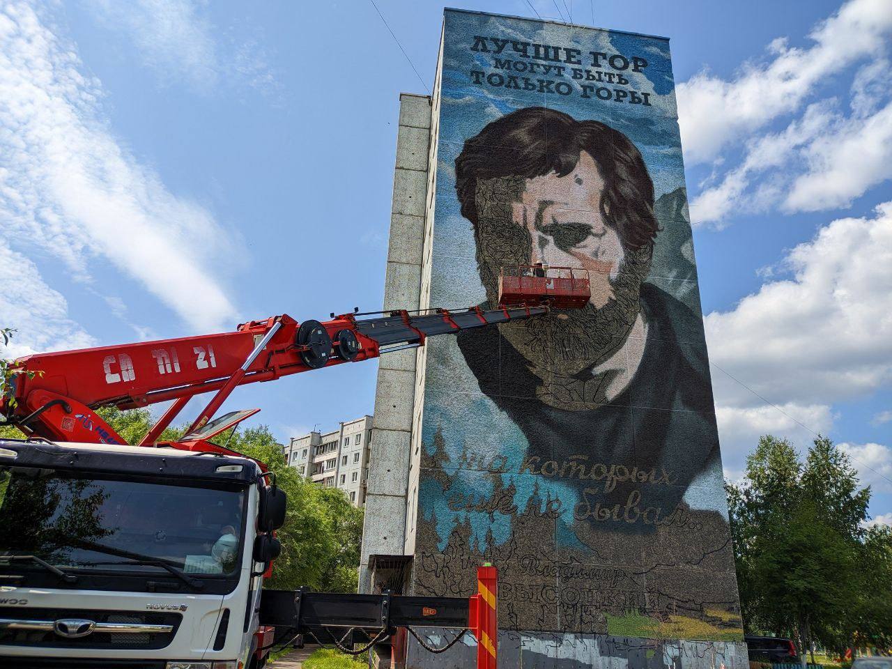 В микрорайоне Солнечный появится мурал Об этом сообщила в своем телеграм-канале руководитель агентства печати и массовых коммуникаций края Ирина Брежнева. По ее словам, картина на фасаде дома по адресу проспект Молодежный, 23 будет посвящена детскому спорту. Эта тематика выбрана потому что рядом находится школьный стадион. В ближайшее время начнется работа по нанесению эскиза. Напомним, несколько дней назад в Красноярске завершилась работа над двумя муралами. На улице Ключевской художники изобразили Владимира Высоцкого с подписью — строчкой из его песни «Лучше гор могут быть только горы», а на улице Диктатуры Пролетариата — портрет героя сериала «Ликвидация» Давида Гоцмана в исполнении Владимира Машкова. Фото: Ирина Брежнева