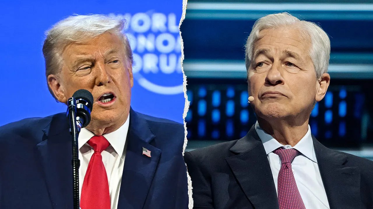 Трамп подал в суд на финансовую корпорацию JPMorgan Chase и ее главу Джейми Даймона обвинив их в политически мотивированном закрытии счетов в 2021 году Сумма претензий составляет не менее 5 млрд Трамп обвиняет банк и ее топ менеджера в создании черного списка из за которого президент США и связанные с ним структуры были отрезаны от финансовых услуг в других американских банках следует из судебного документа в распоряжении РИА Новости В иске указано что JPMorgan нанес американскому лидеру значительный материальный и репутационный ущерб из за закрытия счетов