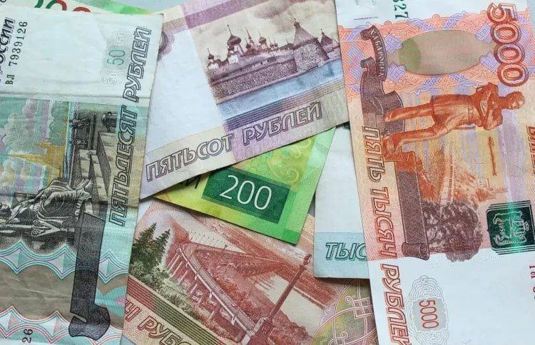 Сотни миллиардов рублей могут похитить у россиян мошенники в 2025 году Мошенники в 2025 году могут похитить у россиян до 340-350 миллиардов рублей, оценил Сбербанк. Это примерно на 50 миллиардов рублей больше, чем в прошлом году, заявил в интервью РИА Новости на поля ПМЭФ-2025 зампред правления банка Станислав Кузнецов. Он отметил, что, согласно прогнозам, если меры, которые сейчас принимаются на законодательном уровне и на уровне различных регуляторов, не заработают или заработают слабо, то в 2025 году убытки россиян могут составить не менее 340-350 миллиардов рублей. Зампред отметил, что мошенники в этом году за пять месяцев похитили у россиян уже более 80 миллиардов рублей. По его словам, за прошедшие пять месяцев потери россиян имеют тренд на увеличение. По оценке банка, в 2024 году ущерб гражданам РФ от мошенничества составил не менее 295 миллиардов рублей. ТЕЛЕПОРТ.РФ – здесь все об Амурской области Написать нам