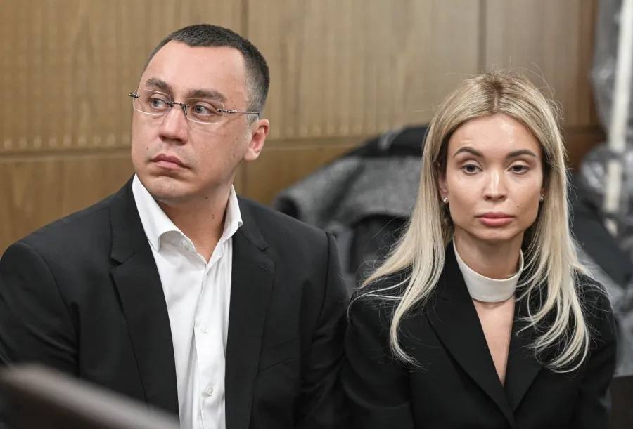 Прокуратура потребовала назначить Дмитрию Портнягину 5 лет лишения свободы в колонии общего режима а его супруге Екатерине 5 5 лет сообщает Baza По данным издания семья полностью погасила все финансовые претензии и закрыла индивидуальные предпринимательства переведя бизнес на общую систему налогообложения Однако следствие настаивает что супруги изначально намеренно дробили бизнес чтобы снизить налоговую нагрузку через упрощёнку КК