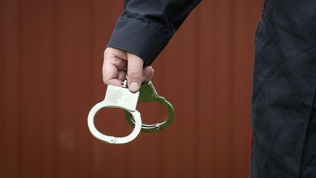 Полицейские задержали причастных к хищению около 11 тысяч аккаунтов на "Госуслугах" Мошенники предоставляли временный доступ к аккаунтам через Telegram, что использовали колл-центры на Украине для хищения денег у россиян. Общая сумма ущерба превышает 400 миллионов рублей. Возбуждено уголовное дело. Фигуранты заключены под стражу. КОРОЧЕ НОВОСТИ