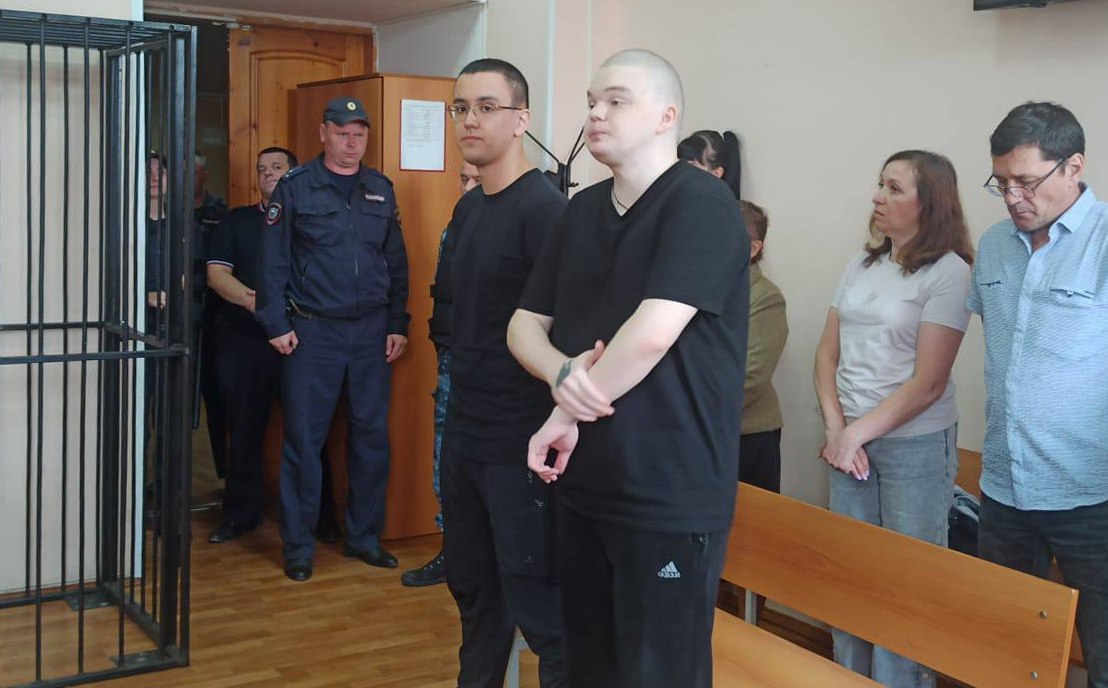 Двух тагильчан оправдали по делу о покушении на убийство волонтёрки фонда для военных, но всё равно отправили в колонию на четыре года  19-летних Илью Пастухова и Савелия Русских судили за поджог квартиры 78-летней пенсионерки Валентины 1 октября 2024 года. Женщина в итоге выжила, хотя получила ожоги 1-й степени, сообщали в фонде «Золотые руки ангела», где она трудилась волонтёркой. Фонд занимается пошивом маскировочных сетей и поставками медицинских принадлежностей для российских военных.    Пастухов и Русских признали свою вину и раскаялись, сказав, что готовы в полной мере возместить сумму ущерба. Поводом для поджога стал конфликт в соцсетях между бывшей девушкой Пастухова и внуком пострадавшей пенсионерки, после которого Пастухов захотел сжечь его квартиру. В устроенном ими пожаре погибла кошка Валентины. Объект ненависти же, как выяснилось, в этой квартире не проживал.  Пастухов и Русских попросили, чтобы их судили присяжные. В итоге под одной из предъявленных следствием статей — покушении на убийство общеопасным способом  пункты «е» и «ж» части 2 статьи 105 УК РФ  — подсудимых присяжные оправдали, а вот по второй статье, умышленном уничтожении чужого имущества путём поджога  часть 2 статьи 167 УК РФ  молодых людей признали виновными, сообщили в пресс-службе судов Свердловской области.  Судья Ленинского райсуда Нижнего Тагила Анна Бадретдинова назначила обоим наказание виде 4 лет колонии общего режима. Прокурор в ходе прений просил отправить юношей в колонию общего режима на срок 4 года 11 месяцев, а также выплатить потерпевшей компенсацию в сумме 2,2 млн рублей. На данный момент семьи подсудимых выплатили пенсионерке-волонтёрке более 900 тысяч рублей, сообщало информагентство «Между строк».  Фото: прокуратура Свердловской области  Телеграм-канал   Поддержать Подписаться Прислать новость 18+
