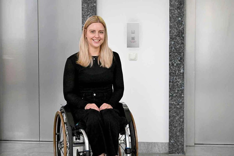 В космос впервые полетит инвалид колясочник это называют научным экспериментом Суборбитальный полет от космической компании Blue Origin Джеффа Безоса совершит немецкий инженер Микаэла Бентхаус которая парализована ниже груди Полет продлится около десяти минут и поднимет пассажиров на стокилометровую высоту Для безопасности в невесомости ноги Микаэлы будут зафиксированы специальным ремнем В капсуле вместе с ней будут находиться другие туристы и бывший инженер Ганс Кенигсманн Бентхаус имеет степень магистра в области космических технологий и работает в Европейском космическом агентстве Однако данный полет является ее личной инициативой и не связан с деятельностью ЕКА Сама Микаэла рассматривает свое участие как научный эксперимент Она отметила что ее тело и его реакции в полете станут объектом для исследований Подписаться на truekpru Читать нас в MAX