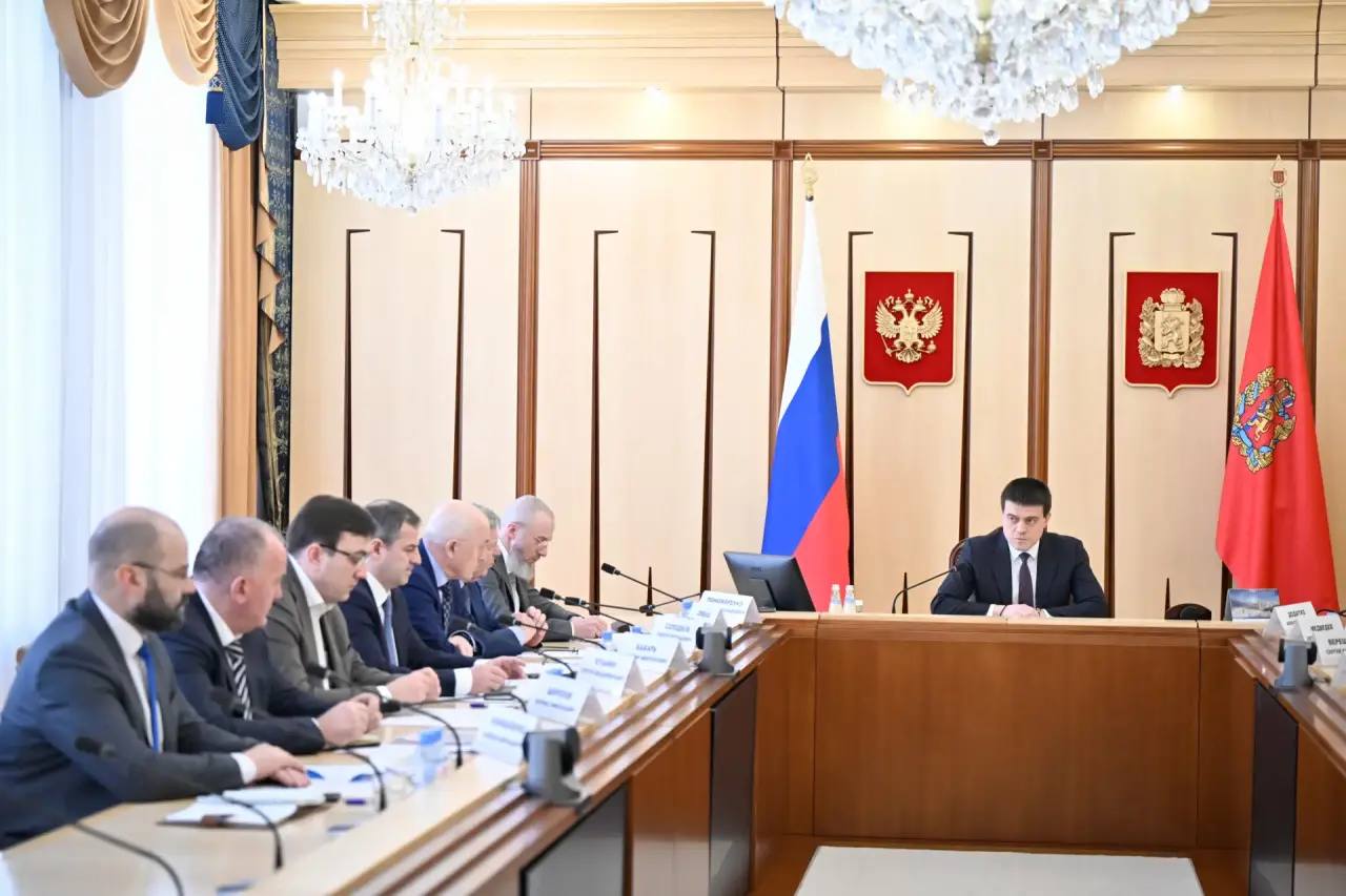 Бюджет края сохранил устойчивость итоги исполнения за 2025 год На президиуме правительства под председательством Губернатора Михаила Котюкова вице премьер Владимир Бахарь представил итоги исполнения краевого бюджета 2025 года доходы 459 4 млрд рублей расходы 497 6 млрд рублей Вице премьер Владимир Бахарь В условиях внешних вызовов в 2025 году в крае сохранена финансовая стабильность и сбалансированность бюджета Это позволило выполнить основные параметры главного финансового документа в полном объёме профинансировать социальные обязательства и ключевые приоритеты развития а также поддержать территории в период преобразований Прирост доходов с учетом федеральных средств к 2024 году составил более 30 млрд рублей Дополнительные поступления обеспечены главным образом за счет НДПИ НДФЛ и доходов от размещения средств на банковских депозитах  На реализацию нацпроектов было выделено 47 млрд рублей из которых 27 5 млрд рублей собственные средства края Кассовое исполнение по нацпроектам составило 99 На поддержку населения включая социальные выплаты и пособия направлено свыше 90 млрд рублей Бюджет развития края составил почти 92 млрд рублей Финансировалось строительство реконструкция и проектирование 138 объектов  В муниципальные образования из краевого бюджета поступило 166 млрд рублей что на 20 млрд рублей выше уровня 2024 года Минфин края в МАХ КрасноярскийКрай Бюджет2025