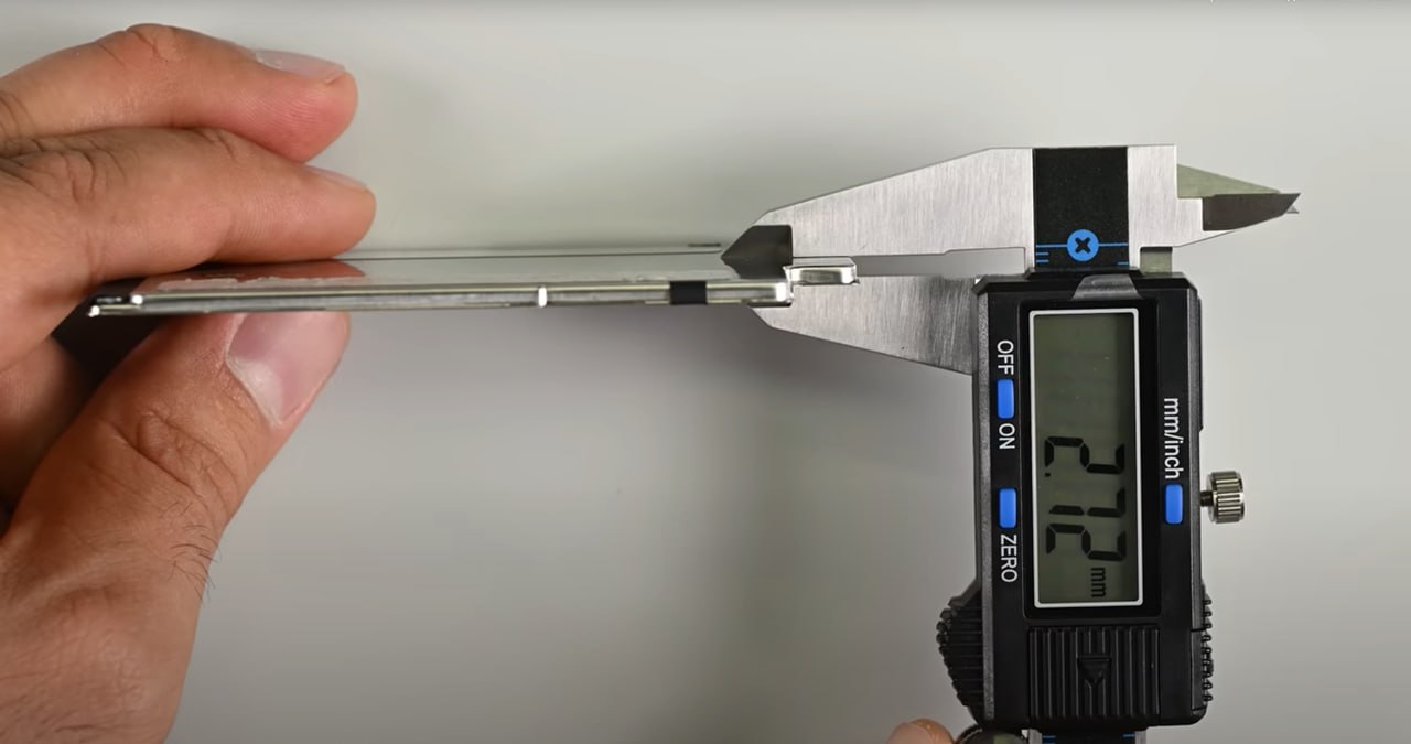 Стало известно что внутри пауэрбанка для iPhone Air Энтузиасты из iFixit заглянули внутрь пауэрбанка MagSafe Battery Pack который призван продлить срок работы ультратонкого iPhone Air После вскрытия аксессуара выяснилось аккумулятор практически идентичен тому что установлен в самом смартфоне При толщине 2 72 мм его емкость составляет 3149 мАч Однако из за технологии беспроводной передачи часть заряда теряется и до устройства доходит лишь 65 всей емкости Также специалисты отметили что разобрать гаджет вовсе не сложно Достаточно нагреть корпус и отсоединить его присоской Сам же аккумулятор снимается при помощи электрического тока iguides