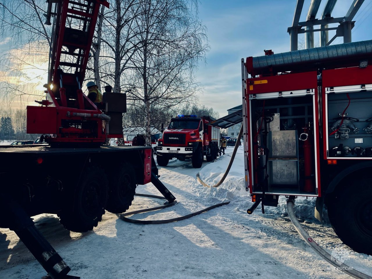 Пожар по ул. Мусоргского ликвидирован.  На пожаре газодымозащитниками спасены 2 человека, самостоятельно эвакуировались 12 человек.   В квартире горели мебель и вещи на площади около 12 кв.м.  Привлекались 35 специалистов МЧС России, 8 единиц техники.   Предварительная причина происшествия -  неосторожность при курении.  ‼ МЧС России предостерегает: - курение - вредная и опасная привычка; -кури только в специально отведенных местах;  -место для курения оборудуй пепельницей;  -убедись, что потушил сигарету.   Ваша безопасность — ваша ответственность!