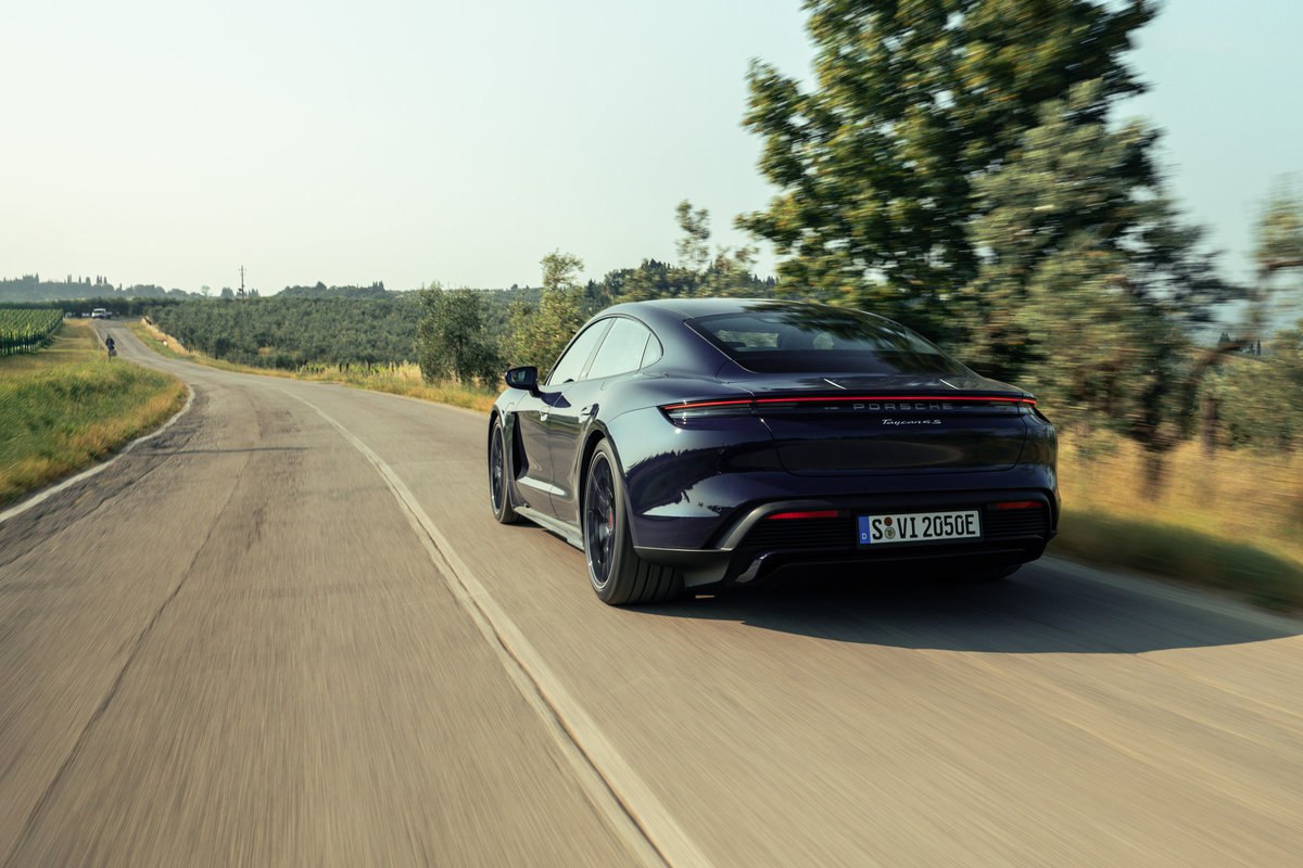 Акции Porsche утратили статус голубых фишек на бирже Франкфурта Их исключили из индекса DAX объединяющего ведущие и наиболее надёжные компании Германии Изменения вступят в силу 22 сентября пишет The New York Times Ценные бумаги Porsche пребывали в высшем статусе в течение трёх лет Компанию подкосило падение прибыли вызванное снижением спроса на её модели в Китае неудачами в сегменте электромобилей и повышенными пошлинами на импорт в США За последний год акции Porsche просели в цене на треть Однако исполнительный директор компании Оливер Блюм в недавнем интервью немецким СМИ пообещал что компания в кратчайшие сроки вернётся в список 40 самых дорогих компаний Германии autoruonline