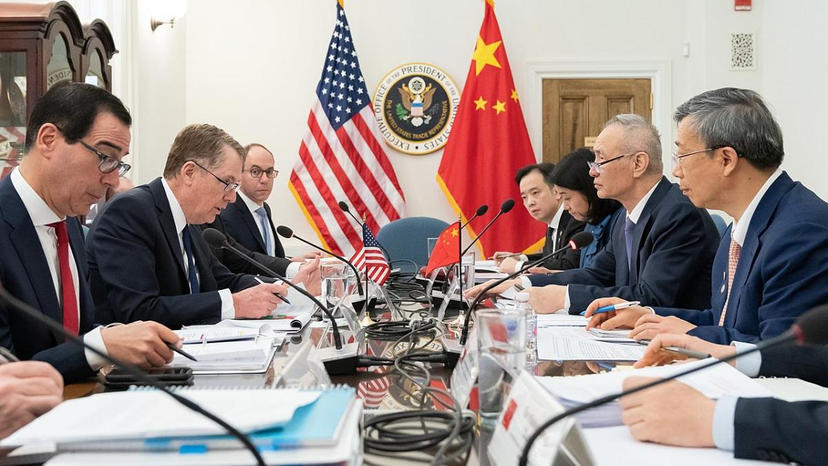 Китай раскрыл суть договоренностей с США. Речь идет о создании механизма экономических и торговых консультаций. В переговорах в Женеве участвовали торгпред Джеймисон Грир, министр финансов Скот Бессент, вице-премьер Госсовета КНР Хэ Лифэн и два китайских замминистра. Стороны обсудили реализацию ключевых договоренностей, достигнутых на китайско-американском саммите в январе. Между двумя странами существует широкий потенциал для сотрудничества и общие интересы, а суть их торгово-экономических отношений заключается в взаимной выгоде. Разногласия и трения между странами, обладающими разными экономическими системами, являются нормой, и основным инструментом для их разрешения должен быть диалог на равноправной основе, — цитирует агентство «Синьхуа» Хэ Лифэна. Также китайский чиновник отметил, что его страна не стремится к торговой войне, но готова к ответным мерам, если США будут продолжать ущемлять интересы КНР.