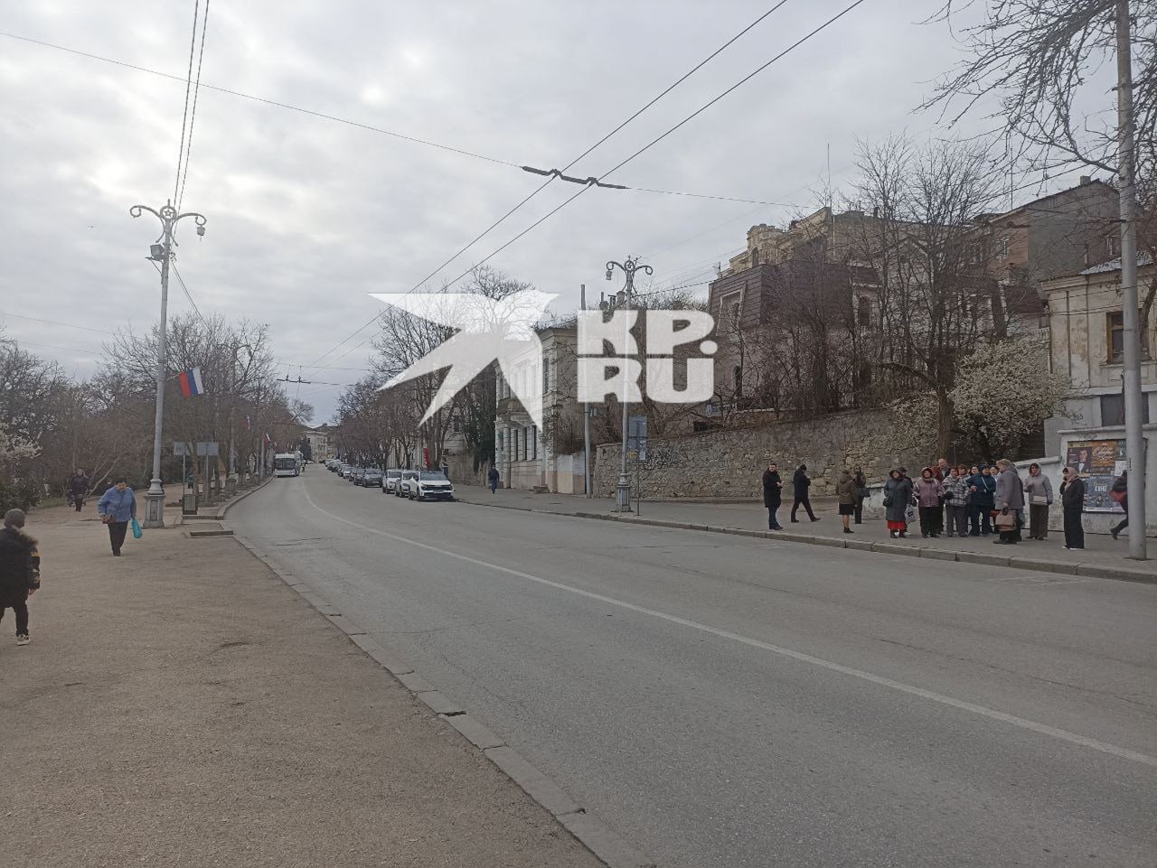 Сегодня утром во время осмотра автомобилей на площадке стоянки автотранспорта в районе ул. Ленина дом 3  здание Заксобрания  под днищем одного из автомобилей по предварительной версии обнаружен прикрепленный сверток. Проводятся проверочные мероприятия. Место происшествия оцеплено, — департамент общественной безопасности Севастополя.  В связи с временным перекрытием ул. Ленина общественный транспорт меняет схему движения.    Подпишись на «КП-Севастополь»