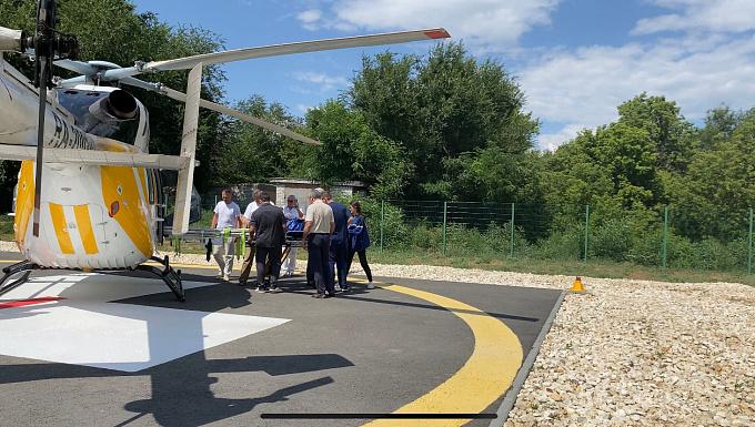 С начала года вертолётами санитарной авиации выполнено 356 вылетов В ходе которых оказана помощь 349 пациентам Большинство из них нуждались в неотложной госпитализации вследствие сердечно сосудистых заболеваний Больше всего полётов было выполнено в Михайловку 55 случаев Камышин 43 случая и Урюпинск 35 случаев Кроме того с начала года выполнено более 1 056 выездов специализированных врачебные выездных бригады В ходе них пациентов эвакуировали из отдаленных районов области автомобилями скорой помощи класса B и С входящих в структуру отделения экстренной консультативной помощи и медицинской эвакуации волгоградской больницы 25