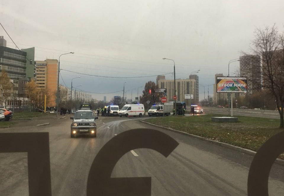 В Алтуфьево электробус врезался в дерево. Водителю стало плохо за рулем.   Предварительно, это был маршрут №73. Пострадали три человека  водитель и два пассажира . На месте работают экстренные службы.  Если вы стали свидетелем ДТП, то напишите об этом нам. Бот для связи: