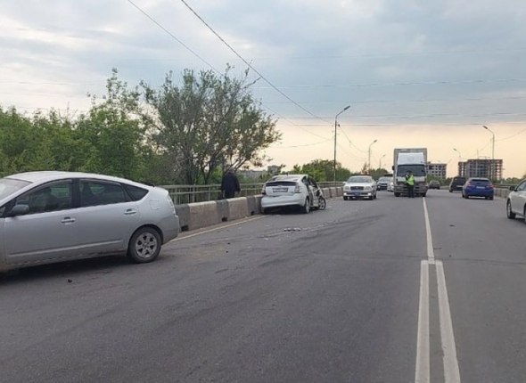 В Уссурийске водитель спрыгнул с моста после ДТП Мужчина погиб на месте от полученных травм Читать подробнее на сайте...