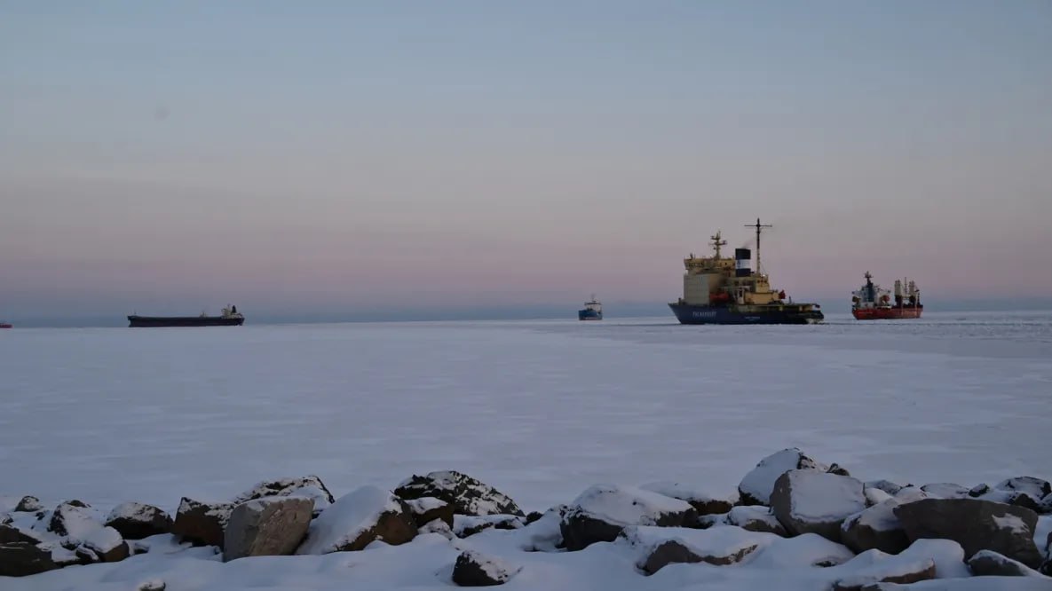 Ледоколы начнут работать в порту Ванино Хабаровского края с 1 января 2026 года Исполняющий обязанности капитана морского порта Ванино подписал постановление согласно которому в акватории водной гавани с 1 января 2026 года стартует период ледокольных проводок Согласно тексту распоряжения период ледоходных проводок наступает в связи с понижением температуры и формированием устойчивого ледового покрова на море как в порту так и на подходах к нему Вместе с тем вводятся некоторые ограничения Суда имеющие усиления по категории Ice1 и выше согласно правилам допускаются к самостоятельному плаванию во льдах Суда не имеющие ледовых усилений допускаются к плаванию только под проводкой ледоколов или буксиров соответствующего ледового класса К плаванию во льдах не допускаются буксирно баржевые составы Судовладельцам и судоводителям напоминают что при ледокольной проводке энергетическая установка и винто рулевой комплекс должны находиться в состоянии при котором обеспечивается маневрирование в ледовых условиях при следовании за ледоколом Транспорт без груза до подхода к точке формирования каравана должен быть забалластирован todaykhv