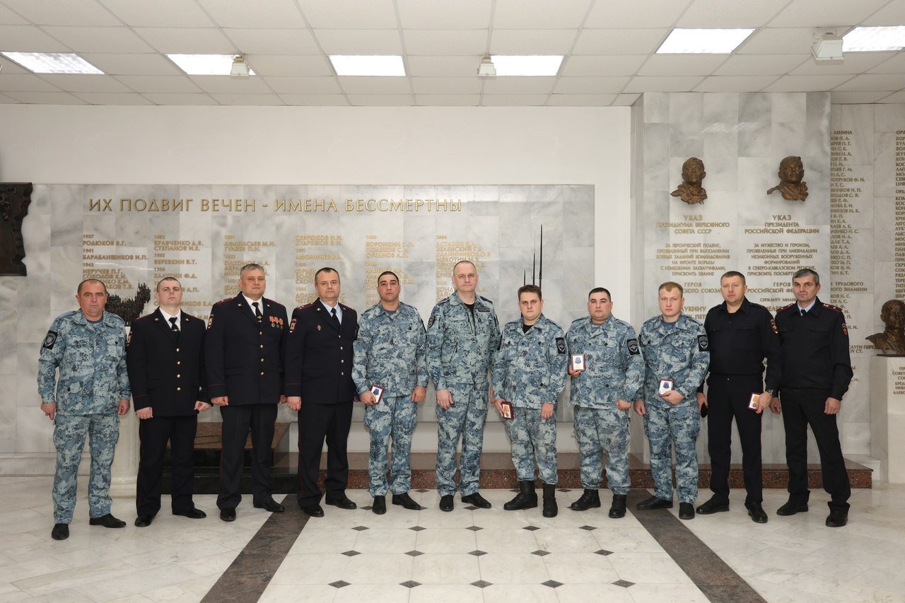 В курском УМВД чествовали участковых  В честь профессионального праздника лучшим сотрудникам подразделения вручили ведомственные награды. Коллег поздравил заместитель начальника УМВД России по Курской области полковник полиции Алексей Москалев:  – Знаю, что наши участковые всегда на связи с населением. Эта работа предполагает максимальную объективность, умение слушать граждан. Благодарю за верность службе!  Фото: Влад Малышко.