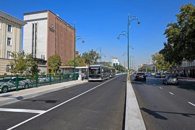 В Ташкенте к 2030 году планируется создать всего 10 полос BRT для автобусов Президенту представили проект создания новых BRT на улицах Ташкента К 2030 году планируется организовать еще 9 новых обособленных полос на следующих улицах Шахрисабз проспект Амира Темура Янги Сергели Махтумкули Мирзо Улугбека Феруза и Юзработ Лутфи и Мукими Нурафшан Караташ и Кукча Дарвоза Малая кольцевая автодорога и улица Паркент Общая стоимость работ предварительно оценивается в 110 млн В результате предполагается сократить среднее время в пути до центра города на общественном транспорте с 45 до 25 минут   www spot uz ru 2025 10 15 brt expansion Telegram Instagram YouTube