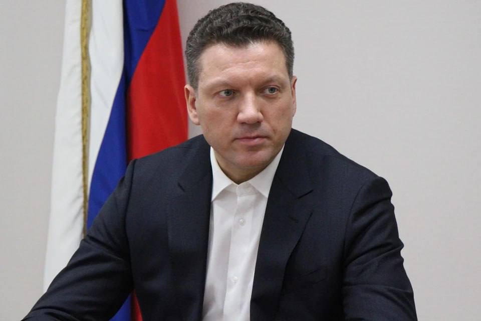 Бывшего мэра Салавата приговорили к трем годам колонии Игоря Миронова признали виновным в превышении должностных полномочий Как установлено следствием и судом в 2020 году глава города в обход конкурсных процедур заключил с ООО АвтоматизацияСистемыТехнологии заведомо невыгодное концессионное соглашение о передаче прав владения и пользования системами электросетевого хозяйства города При этом фигуранту было заведомо известно об экономической нецелесообразности и неэффективности данного соглашения Суд приговорил фигуранта к 3 годам лишения свободы с отбыванием в исправительной колонии общего режима Осужденный взят под стражу в зале суда