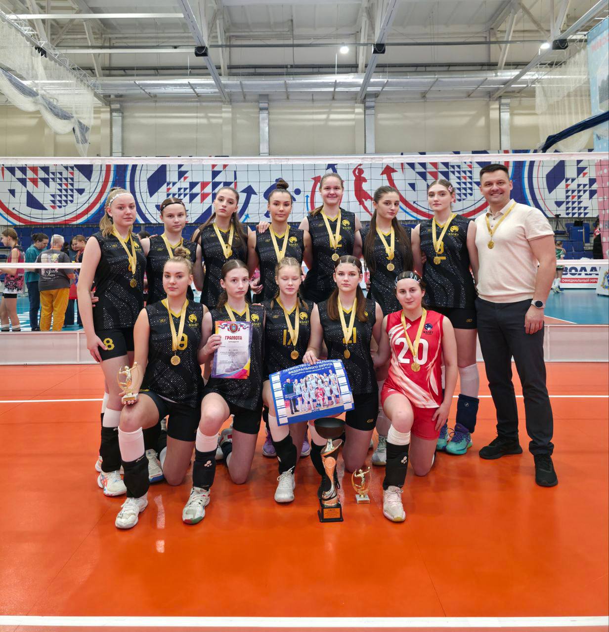 Воронежская команда триумфально завершила Первенство ЦФО получив место в полуфинале Первенства России Турнир в Орле собрал 13 команд участниц Об этом сообщили в Воронежской областной федерации волейбола Воронежцы одержали победу в игре с липецкой сборной со счетом 3 2 рязанской 3 0 брянской 3 1 В матче с ивановской командой уступая со счетом 21 24 воронежские спортсменки завершили игру со счетом 3 0 В финальной игре с Костромской областью команда победила со счетом 3 1