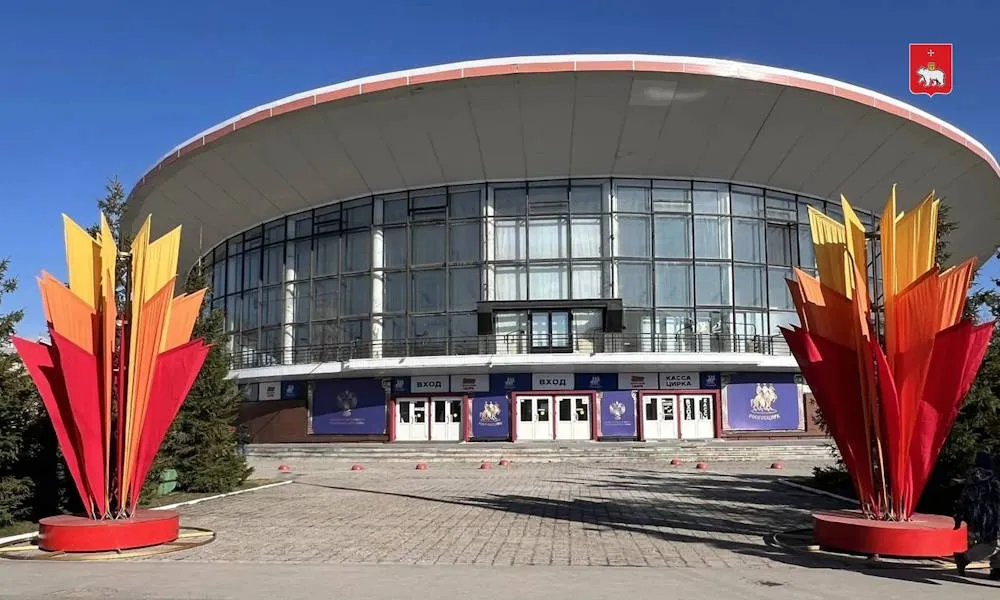В Перми началось праздничное оформление улиц к 9 Мая В Перми муниципальные власти начали украшать город к 9 мая Планируется установить более 100 праздничных конструкций посвященных Дню Победы Одной из первых флаговая конструкция Победа появилась перед цирком на эспланаде установили арт объект Пламя подвига консоль Родина мать на прогулочной части набережной реки Камы Все работы по праздничному оформлению Перми завершатся к 1 мая