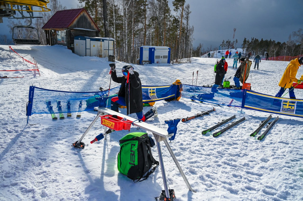 На Солнечной долине в Челябинской области запустили шестиместный подъемник На курорте Солнечная долина в Челябинской области 22 ноября состоялось торжественное открытие горнолыжного сезона старт ему дал губернатор Алексей Текслер Для любителей зимнего вида спорта официально запустили две трассы На одной из них теперь работает новый подъемник кресло которого вмещает шесть человек Две недели назад на курорте заработало полкилометра горнолыжной трассы учебная трасса а также трассы с бесплатным ленточным подъемником у ски центра А 22 ноября полностью запустили вторую горнолыжную трассу общей протяженностью свыше километра Подняться к старту теперь можно на вместительном шестиместном подъемнике Лишь за час работы он способен перевезти 2 8 тысячи человек проходя пять метров в секунду Всего путь до вершины горы занимает четыре минуты Подписаться на vecherchel Голосовать за канал