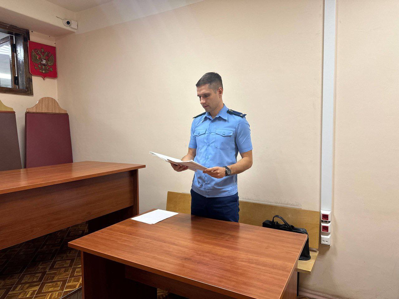 Прокуратура города Энгельса поддержала государственное обвинение по уголовному делу в отношении 35-летней местной жительницы.    ‍ ‍ ‍ ‍ Она признана виновной по ч. 1 ст. 159.2 УК РФ  мошенничество при получении выплат .    Уголовное дело возбуждено по материалам прокурорской проверки.   Установлено, что решением суда определен порядок проживания несовершеннолетнего с отцом. Однако подсудимая, умолчав о данном факте, решила незаконно получать пособие в связи с рождением и воспитанием ребенка. Введя в заблуждение региональное отделение фонда пенсионного и социального страхования РФ, она незаконно получила пособие в размере свыше 14 тыс. рублей.   Суд назначил виновной наказание в виде 1 года ограничения свободы.