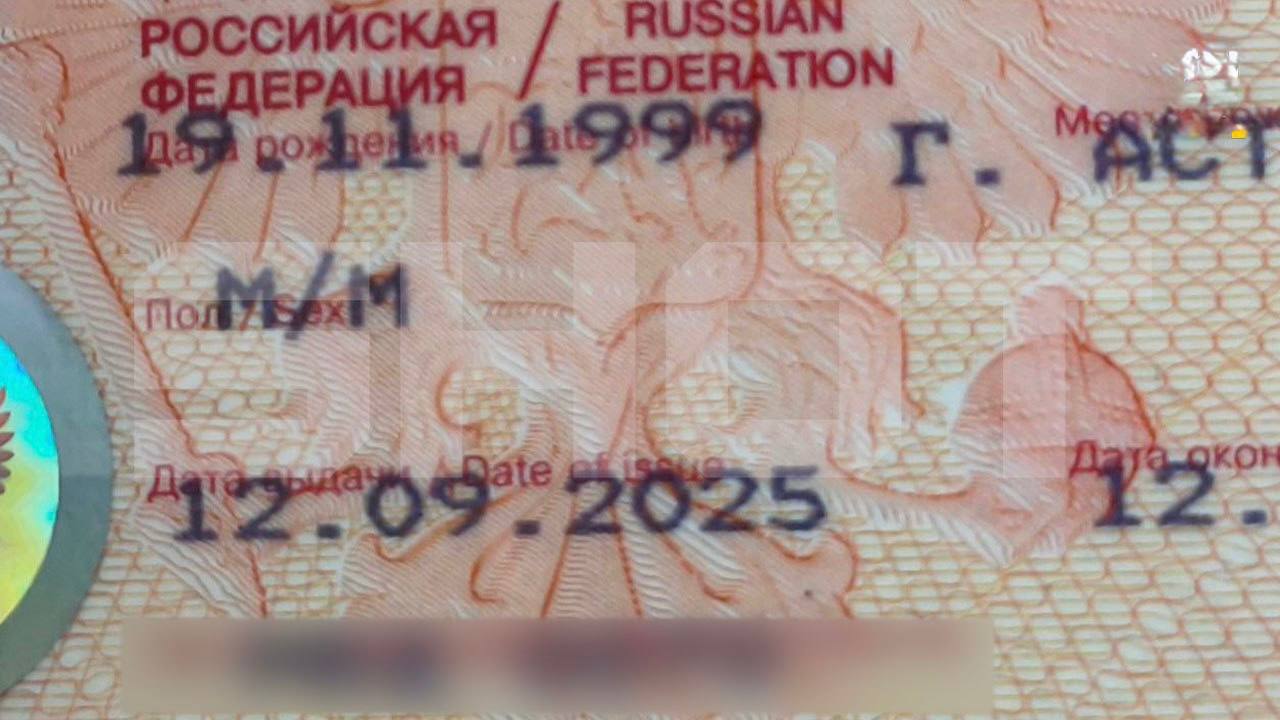 Россияне массово лишаются отдыха за границей из за ошибки с наползанием текста в загранпаспорте В начале сентября россиянам начали выдавать загранпаспорта с дефектом текст наползал на графы пол гражданство дата выдачи Из за этого туристов не выпускали за границу особенно в Турцию ОАЭ и Таиланд Многие потеряли путёвки хотя некоторые туроператоры заранее предупреждали о проблеме Ошибка чаще встречалась в пятилетних паспортах Даже при выезде с такими документами в отелях возникали трудности при сканировании данные плохо читались ecotopor