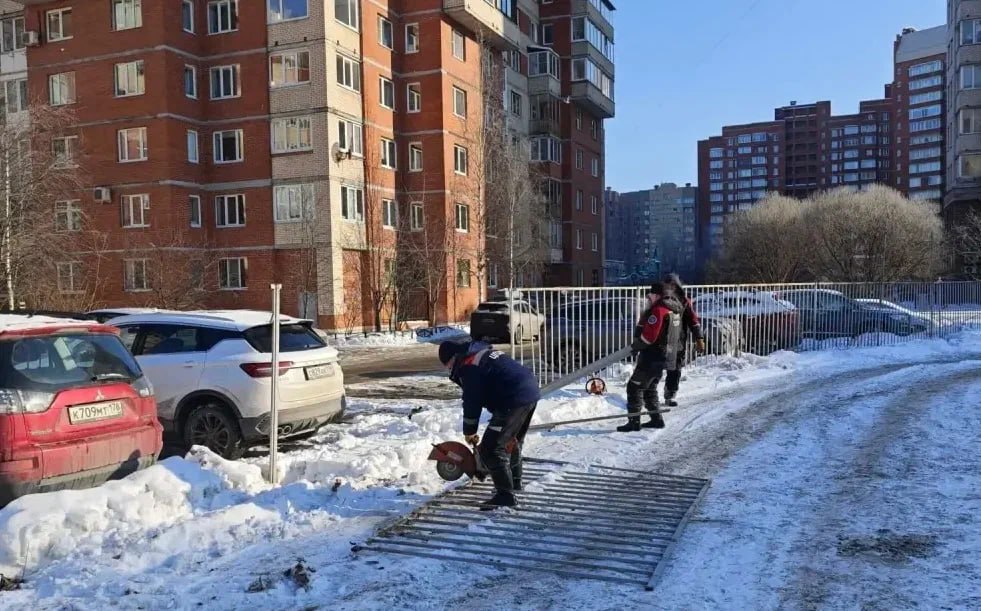 На Богатырском проспекте ликвидируют незаконную автостоянку Она занимала участок площадью более 3 500 квадратных метров Выяснилось что территория использовалась без документов Ранее участок был в аренде под открытую охраняемую стоянку но договор прекратил действие из за ликвидации компании арендатора Несмотря на официальные уведомления с требованием освободить землю собственники проигнорировали предписания и продолжили бизнес В комитете по контролю за имуществом напомнили что в 2025 году освободили 40 участков общей площадью около 240 000 квадратных метров которые использовались под платные парковки С начала 2026 года таких участков уже девять их площадь превышает 22 000 квадратных метров Фото Telegram канал комитета по контролю за имуществом Петербурга Подпишись на Город Telegram MAX ВК
