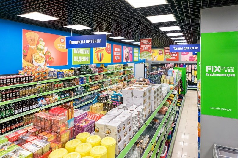 Лицензии для Fix Price Ретейлер Fix Price получил на некоторые магазины сети лицензии на торговлю алкоголем сообщил финансовый директор компании Антон Махнев Сообщает ТАСС Процесс получения алкогольных лицензий не очень быстрый Он связан с определенными достаточно непростыми административными регуляторными требованиями которые компания должна соблюсти получить лицензии на распределительные центры на магазины Мы на определенные распределительные центры на определенные магазины сейчас уже получили или в ближайшее время ожидаем получения алкогольных лицензий Поэтому по мере того как мы будем завершать регуляторно административный процесс у нас будет появляться алкоголь в магазинах сказал Махнев По его словам речь идет не обо всех магазинах так как существуют определенные ограничения Но тем не менее есть достаточно крупный куст магазинов где алкоголь потенциально может продаваться Мы видим как потенциальный трафик драйвер который привлечет потенциально дополнительного потребителя который вместе с данной категорией сможет купить параллельно что то еще Соответственно в среднесрочной перспективе даже может быть краткосреднесрочной это будет являться одним из положительных драйверов продаж Решение Fix Price масштабировать продажи алкоголя на большую часть сети способно оказать влияние на весь рынок Для сети это важная категория как генератор трафика и выручки Для уже имеющегося алкогольного розничного рынка это серьезный вызов На рынок выходит игрок который сможет войти в ТОП 5 по числу розничных алкогольных лицензий Сейчас это 7 5 тысячи торговых объектов