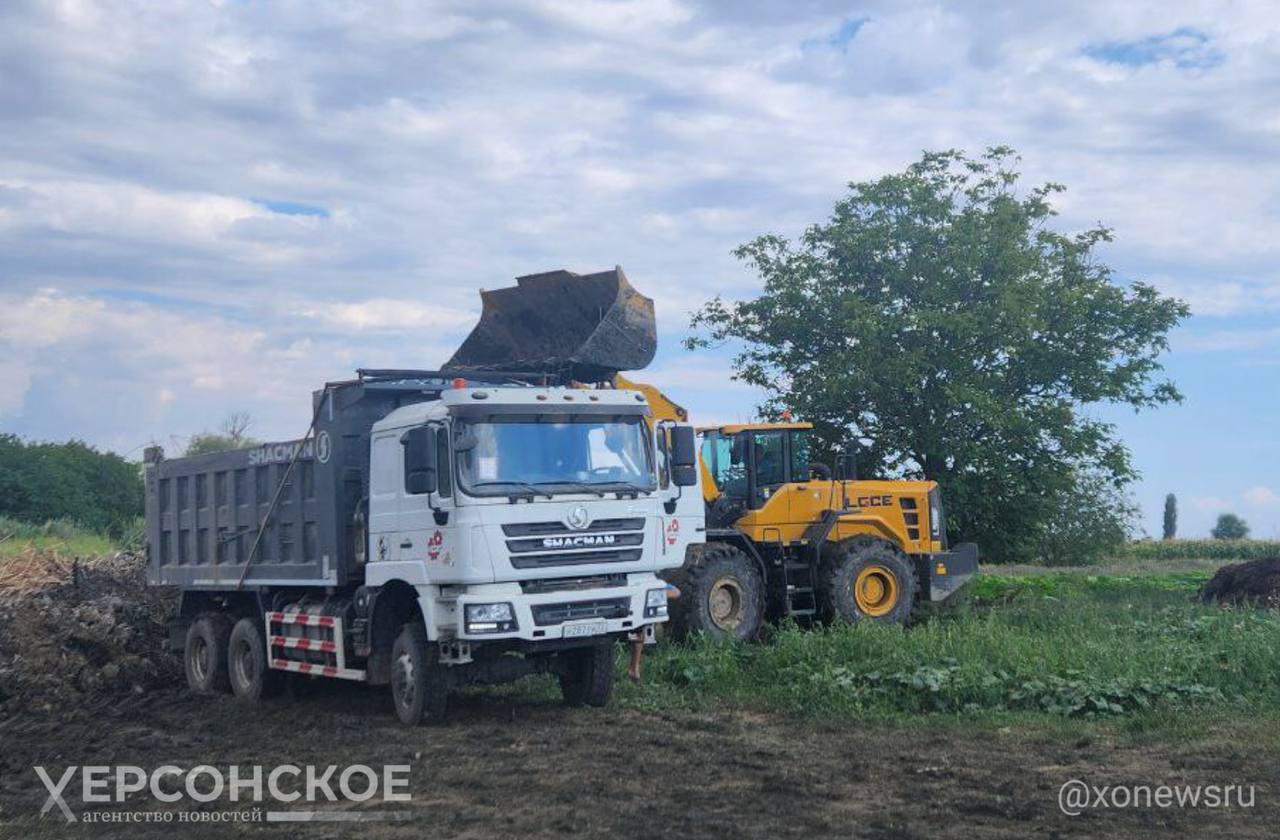 Минометные мины и другой хлам. Русло реки Каланчак отчистят от всего лишнего  «Сотрудниками Минприроды Херсонской области уже проводятся работы на реке Каланчак. В рамках работ осуществляется вывоз мусора и грунтов, загрязняющих русло реки, выполняется изъятие минометных мин из воды, обеспечивая безопасность водных объектов и прилегающей территории. В работах задействована тяжелая техника: экскаваторы, погрузчики, бульдозеры и грузовые автомобили»,  — говорится в сообщении пресс-службы министерства.   Мероприятие направлено на улучшение экологических условий в регионе и восстановление его водных ресурсов. Оно проводится в рамках Программы социально-экономического развития Херсонской области, утвержденной постановлением Правительства Российской Федерации.     , VK и ОК