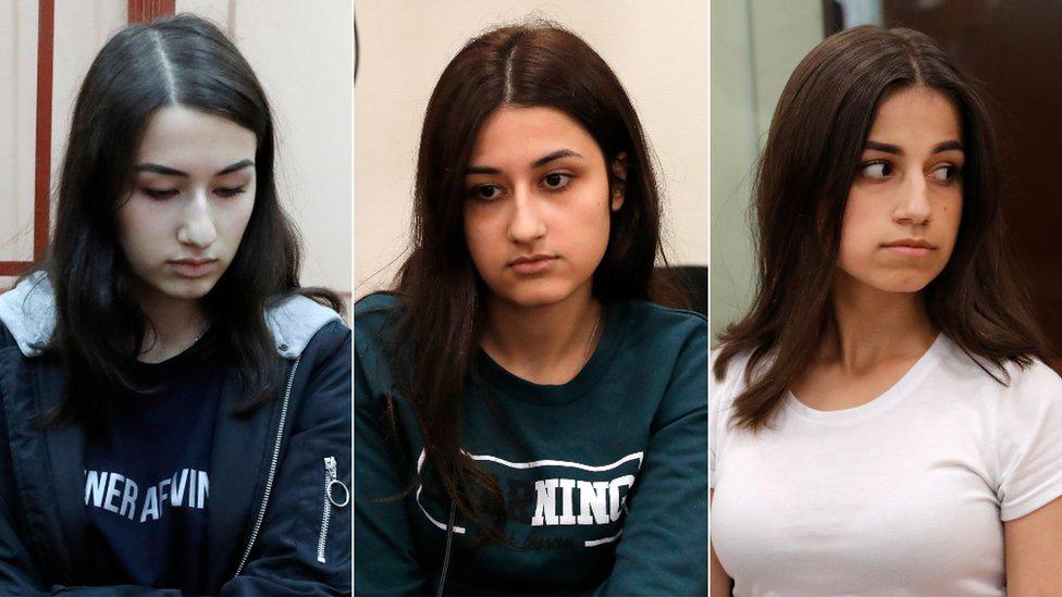 Сестрам Хачатурян могут снова разрешить видеться Адвокаты Крестины Ангелины и Марии Хачатурян ходатайствуют о прекращении уголовного дела в отношении своих подзащитных Они проходят по делу об убийстве отца Михаила Хачатуряна который посмертно был признан виновным в сексуализированном насилии над дочерьми и причинении им тяжкого вреда здоровью В связи со вступившим накануне в законную силу определением в отношении Михаила Хачатуряна о посмертном признании его совершившим ряд тяжких преступлений издевательств и насилия над дочерьми мы также просим следствие о полном прекращении уголовного дела в отношении девочек так как они действовали правомерно защищались от преступника и имели на это полное право сообщил адвокат Алексей Паршин Защита ожидает что сестрам также изменят меру пресечения до сих пор им запрещено общаться друг с другом со свидетелями и менять место жительства Девушки не видели друг друга семь лет Адвокаты подали ходатайство после того как накануне Мосгорсуд подтвердил виновность Михаила Хачатуряна и отклонил апелляцию его защиты на посмертный обвинительный приговор Тот факт что решение вступило в силу означает что сестры Хачатурян действительно сопротивлялись насильнику сопротивлялись насилию действовали в состоянии необходимой обороны подчеркнул адвокат Паршин Дело сестер Хачатурян началось 27 июля 2018 года когда в Москве нашли тело 57 летнего Михаила Хачатуряна с множественными ножевыми ранениями В убийстве обвинили его дочерей Крестину Ангелину и Марию На тот момент им было 19 18 и 17 лет Девушки признались в содеянном и заявили что много лет подвергались домашнему насилию физическому психологическому и сексуализированному В марте 2021 года Следственный комитет возбудил против Михаила Хачатуряна уголовное дело уже после его смерти В мае 2022 года к статьям добавили обвинение в распространении порнографии с участием дочерей Сестры провели в СИЗО меньше двух месяцев после чего были отпущены под подписку о невыезде и запрет определенных действий Задонатить Косе Подписаться Вступить в комьюнити