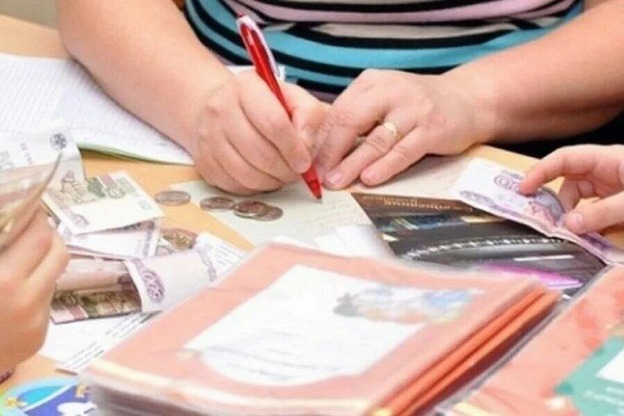 В России предложили наказывать директоров школ за поборы с родителей Депутаты предлагают полностью запретить школьные поборы Они считают что в учебных заведениях не должно быть торговли А если деньги продолжат собирать то ответственность за это понесёт директор В Госдуме добавили что организацию и оплату разных мероприятий для детей должны решать родительские комитеты без участия учителей Источник Парламентская Газета