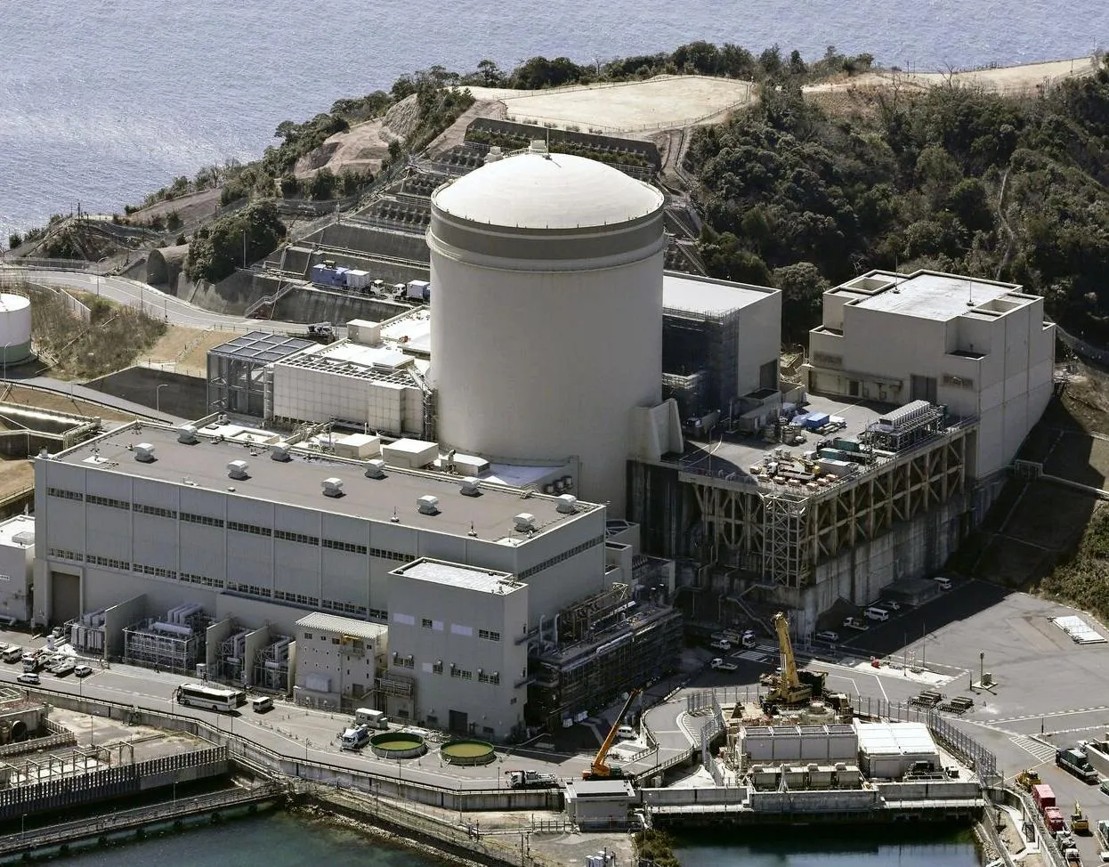 Kansai Electric Power остановила энергоблок 3 на АЭС Михама после обнаружения утечки пара вблизи турбины высокого давления Утечка была обнаружена около 4 10 утра в пятницу По данным компании рабочие вручную остановили реактор примерно через 15 минут В 2021 году энергоблок 3 введенный в эксплуатацию в 1976 году стал первым ядерным реактором в Японии проработавшим более 40 лет в соответствии с новыми правилами установленными после аварии на АЭС Фукусима в 2011 году Два других энергоблока АЭС Михама выводятся из эксплуатации