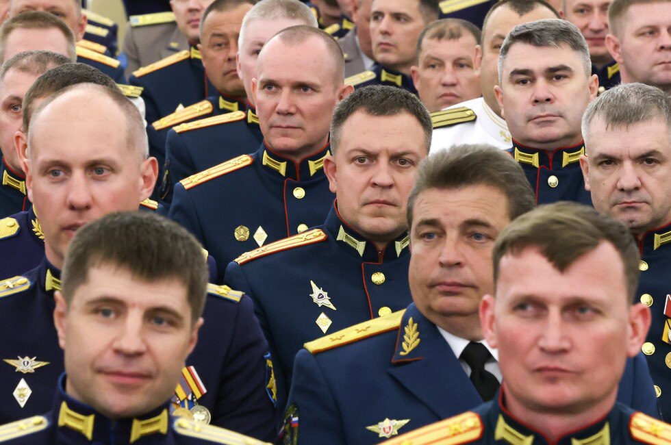 Ряды ВС РФ пополнят свыше 13 тысяч офицеров-выпускников в этом году «Это результат многолетнего труда и усилий преподавателей и командиров, благодаря которым наша армия обретает новых профессионалов, подготовленных в лучших традициях российской военной школы», — сказал глава Минобороны РФ Андрей Белоусов на встрече с выпускниками. Министр перечислил три ключевые особенности службы офицеров в нынешних условиях: непрерывный профессиональный рост, опора на опыт спецоперации, развитие института наставничества. «Будем и дальше последовательно повышать авторитет и социальный статус офицерского корпуса. Именно вы — главная опора наших вооруженных сил. Поздравляю вас с окончанием учебы. С Богом, удачи вам!» — пожелал Президент РФ Владимир Путин. Читать полностью Подписаться