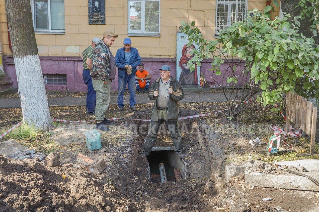 Три полосы в гору: как меняется улица Горького в Брянске В Брянске продолжается капитальный ремонт улицы Горького. На участке от Калинина до проспекта Ленина подрядчик переносит подземные коммуникации и расширяет проезжую часть. От проспекта Ленина до Карла Маркса улицу уже расширили до четырёх полос, на трёх из них уложен первый слой асфальта. После переноса электрических опор дорожники заасфальтируют оставшуюся полосу. На перекрёстке с Луначарского начали строить подпорную стену и расширять проезжую часть — здесь планируют сделать три полосы в гору. Капремонт улицы обойдётся в 86 миллионов рублей. Работы ведутся по нацпроекту «Инфраструктура для жизни». Фото мэрии Брянска