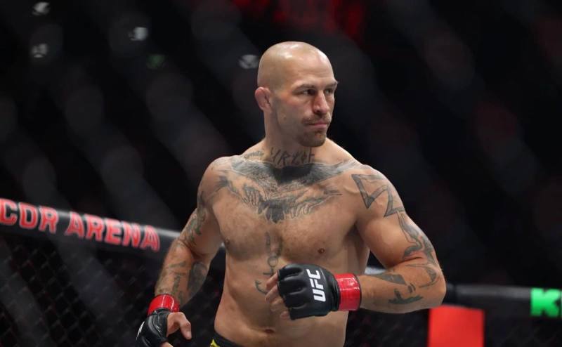 Непобежденного российского бойца UFC исключили из организации Российский боец Ринат Фахретдинов исключен из ростера UFC Об этом сообщил аккаунт UFC Roster News в соцсети Х который отслеживает бойцов в текущем ростере организации Фахретдинов в своем последнем бою 6 сентября победил шведа Андреаса Густафссона на турнире UFC Fight Night Поединок завершился техническим нокаутом на 54 й секунде В UFC Фахретдинов дебютировал летом 2022 года На его счету в организации шесть побед при одной ничьей Global Look Press Подписаться на РБК Спорт