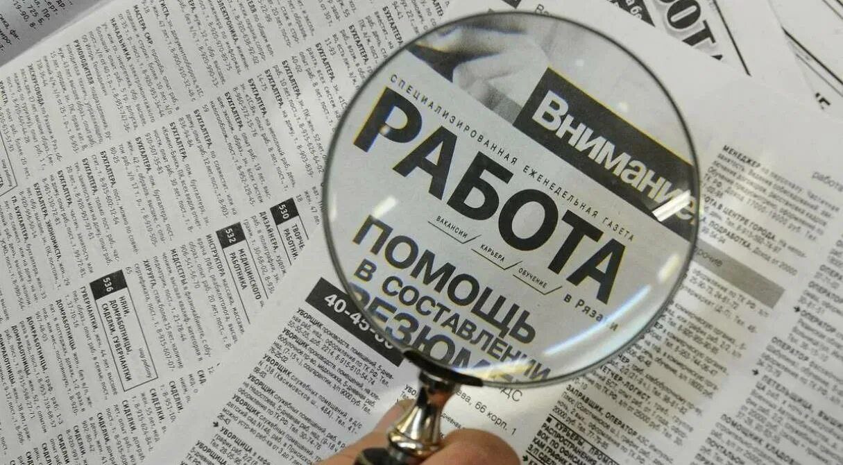 По состоянию на конец марта 2025 года безработица в Коми составляла 0,7%. Об этом сообщает Комистат. В регионе зарегистрировано 2,4 тысячи безработных. В марте такой статус получили 700 человек. С учета сняли 800 жителей. Уточняется, что 300 из них устроились на работу. В среднем за декабрь 2024-февраль 2025 года численность рабочей силы в возрасте от 15 лет составляла 354,4 тысячи человек. 96,1% были задействованы в экономике. Остальные не имели занятия, но активно его искали и классифицировались как безработные.