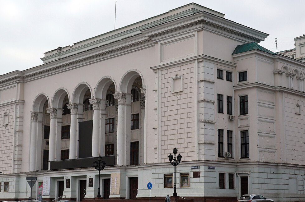 «Донбасс Опера» завершит сезон премьерой оперетты «Королева чардаша» В постановке по оперетте австрийского и венгерского композитора Имре Кальмана будут задействованы все силы театра — оркестр, балет, хор и солисты. Зрители увидят абсолютно новые декорации и необычную компоновку сцены. «Мне кажется, мы впервые увидим таких исполнителей, как Анастасия Мельникова, Александр Стрельников — это актеры, которые заслуживают большого сегодня внимания. Они молодые, талантливые, и их надо видеть, они сегодня творят. Тот юмор, который будет на сцене, он будет понятен всем — и молодым, и старым. Очень оригинально все, плюс, конечно, музыка. У нас давно не звучала музыка Имре Кальмана», — отметил художественный руководитель театра Вадим Писарев. Премьерные показы пройдут 28 и 29 июня. Читать полностью Подписаться