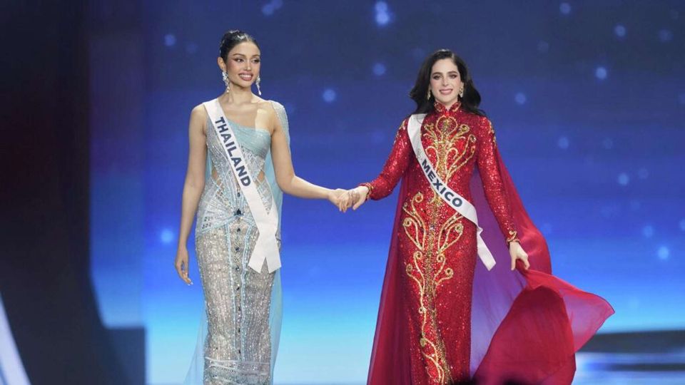 Стала известна победительница конкурса Мисс Вселенная 2025 СИМФЕРОПОЛЬ 21 ноя РИА Новости Крым Обладательницей короны Мисс Вселенная 2025 стала участница из Мексики 25 летняя Фатима Бош Об этом сообщает РИА Новости Финал конкурса состоялся накануне в Таиланде Россию представлял 22 летняя студентка медик Анастасия Венза ранее одержавшая победу на конкурсе Мисс Россия однако она не попала в топ 30 конкурса В топ 12 вошли участницы из Чили Колумбии Кубы Гваделупы Мексики Пуэрто Рико Венесуэлы Китая Филиппин Таиланда Мальты и Кот д Ивуара Победу жюри присудило мексиканке Фатиме Бош Первой вице мисс стала Правенар Сингх из Таиланда Второе третье и четвертое места достались участницам из Венесуэлы Филлипин и Кот д Ивуара В прошлом году титу Подробнее