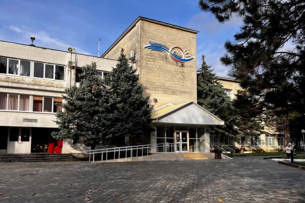 Ростислав Гольдштейн проверил обновленную инфраструктуру Черноморской зорьки В марте текущего года руководитель региона уже выезжал во флагманский лагерь и давал ряд поручений по улучшению инфраструктуры объекта Благодаря проведённым работам Черноморская зорька в этом году приняла шесть смен увеличив количество выделенных путёвок на 23 с 2230 до 2750 komiinform ru news 286876