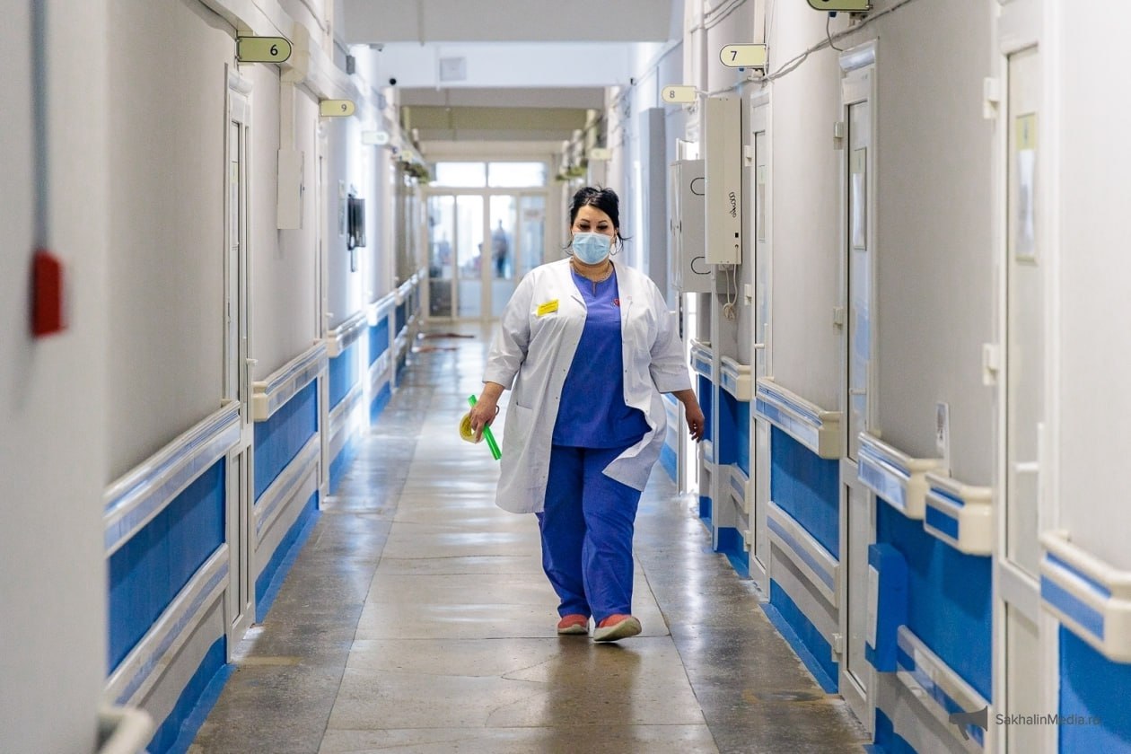 Россияне имеют право на бесплатную медпомощь в частных клиниках Частные медицинские клиники участвующие в системе обязательного медицинского страхования ОМС обязаны принимать пациентов бесплатно по полису вне зависимости от региона его выдачи Об этом напомнил юрист Александр Хаминский По словам эксперта российское законодательство обязывает все медучреждения включенные в программу госгарантий бесплатного оказания помощи обслуживать граждан по полисам ОМС Отказ в приеме или требование оплаты в таких учреждениях незаконны У вас возникали проблемы с бесплатным лечением по полису ОМС в частных клиниках   SakhalinMedia в       подпишись 18