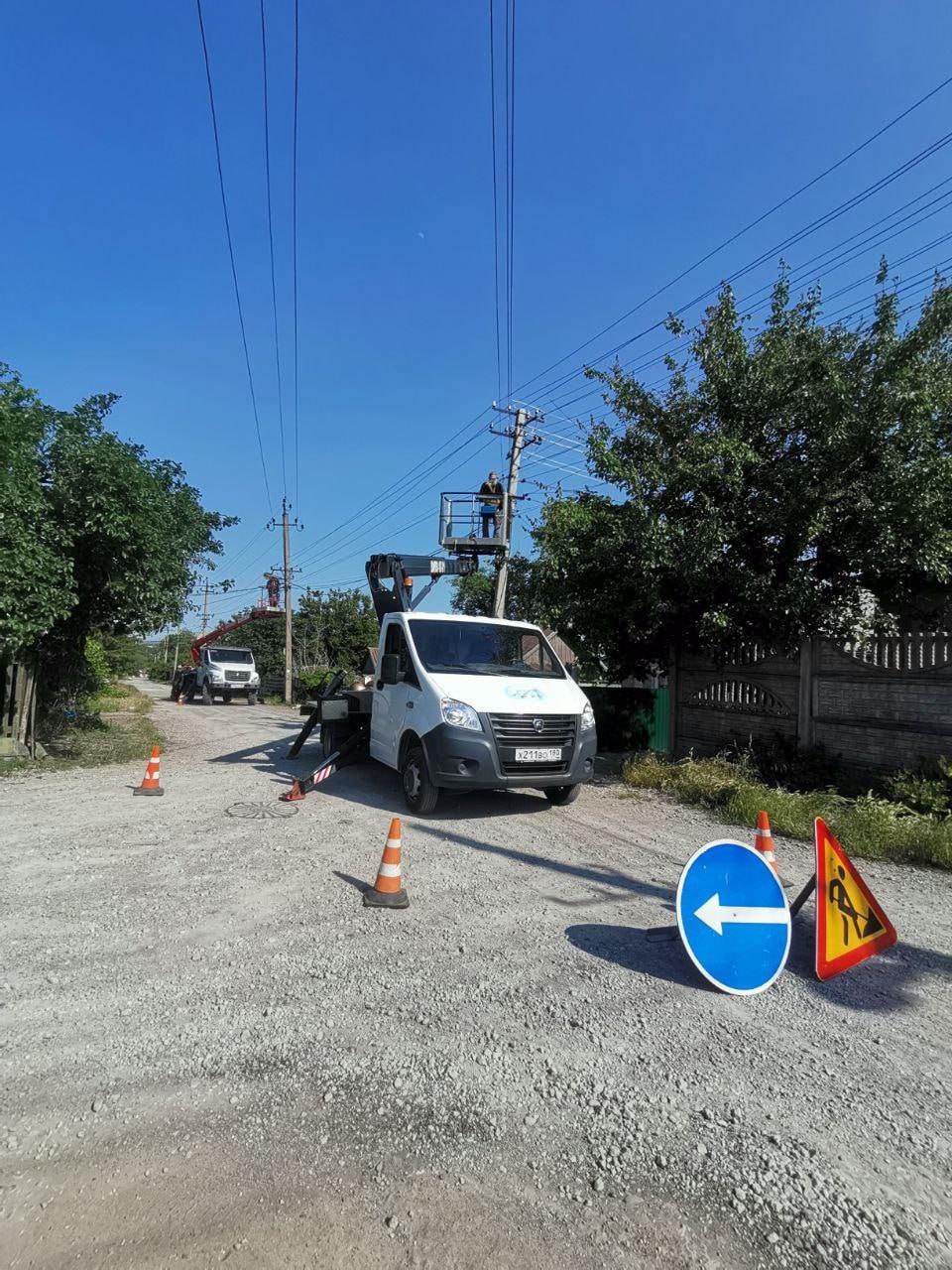 «Мариупольгорсвет» восстановил освещение путепровода через реку Кальмиус Часть линии наружного освещения путепровода и пост-моста сотрудники предприятия вновь подключили к ШУ-1. На этом же шкафе управления специалисты заменили 1 трехполосный и 3 вводных автоматических выключателя, чтобы гарантировать дальнейшую бесперебойную работу осветительных приборов. Также за 3 июня по разным адресам электрики: — установили 38 новых светильников; — проложили 1850 метров самонесущего изолированного провода; — демонтировали 23 вышедшие из строя лампы наружного освещения и 300 метров непригодного кабеля; Отдельное внимание специалисты уделили состоянию опорных конструкций: — в Жовтневом районе — на проспекте Строителей сотрудники МУП «Мариупольгорсвет» очистили от рекламных объявлений 47 электроопор; — в Орджоникидзевском районе — на улицах Социальной, Айвазовского, Лозовой, Виноградной и Фурманова, в переулках Крылова и Цветном в общей сложности на 4650 метрах сетей электрики выполнили инвентаризацию опор;