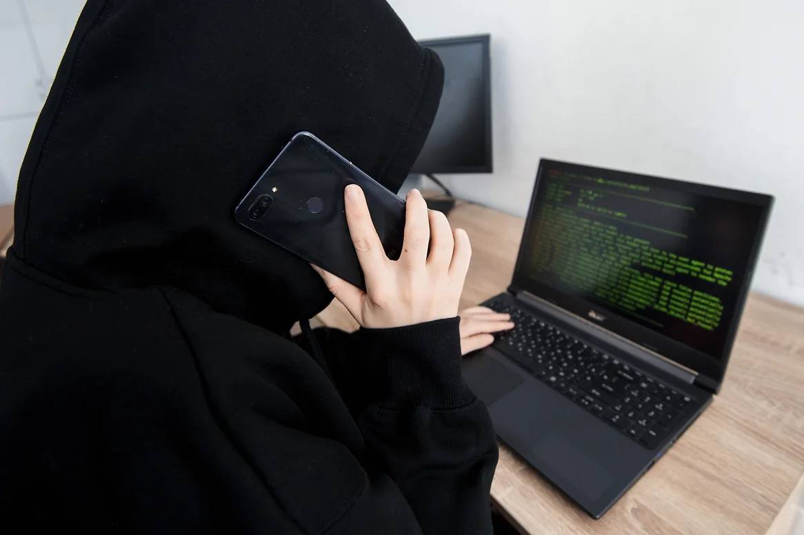 Самарский областной суд ужесточил наказание телефонному мошеннику Самарский областной суд изменил приговор телефонному мошеннику сообщили в прокуратуре региона Штраф в размере 50 тыс руб заменен за 2 года и 2 месяца лишения свободы в колонии общего режима Осужденным является 19 летний уроженец Сергиевского района Самарской области Молодой человек признан виновным по ч 2 и ч 3 ст 159 УК РФ Мошенничество Как выяснили следователи в апреле 2024 года он договорился об участии в мошенничестве с ранее незнакомыми ему лицами Реализуя задуманное он выполнял роль курьера приезжал по адресам жертв телефонных мошенников забирал деньги и перечислял их на различные банковские счета говорится в сообщении прокуратуры Мошенникам удалось похитить у граждан более 2 1 млн руб kommersant volga