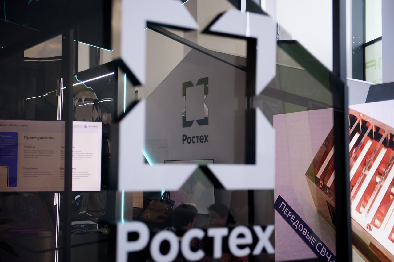 К 2028 году количество специалистов рабочих профессий в Ростехе вырастет до 690 тысяч Сегодня в контуре Госкорпорации трудятся более 700 тысяч человек из них 80 или 560 тысяч рабочие До 2028 года Ростеху в условиях возросшей производственной программы потребуется еще 130 тысяч высококвалифицированных рабочих Особенно востребованы универсальные токари фрезеровщики сварщики операторы и наладчики станков с ЧПУ слесари механосборочных работ При этом дефицит таких специалистов на рынке будет частично закрываться за счет внедрения роботизированных технологий и автоматизации производства Численность рабочих на предприятиях Ростеха к 2028 году вырастет до 690 тысяч человек Это напрямую связано с расширением задач которые стоят перед отечественной промышленностью от динамичного оснащения армии до реализации амбициозных проектов в гражданском секторе Чтобы закрыть кадровые потребности мы системно инвестируем в сотрудничество со школами и колледжами создаем производственно учебные центры Особое внимание уделяем практико ориентированному обучению ребята с первых курсов работают с реальными производственными задачами под руководством наставников опытных специалистов Корпорации Мы понимаем что только так можно вырастить новое поколение рабочих кадров которые будут двигать машиностроение вперед и способствовать повышению производительности труда отметил член Бюро Союза машиностроителей России заместитель генерального директора Госкорпорации Ростех Николай Волобуев Для подготовки специалистов рабочих профессий Ростех выстроил бесшовную модель предусматривающую путь от школы до предприятия Для школьников проводятся профориентационные мероприятия олимпиады чемпионаты открытые уроки экскурсии на заводы и встречи с практикующими экспертами На уровне СПО создано 36 образовательно производственных кластеров а также налажено партнерство с более чем 200 колледжами по всей стране На реализацию этих задач в рамках федерального проекта Профессионалитет Госкорпорация направила свыше 500 млн рублей По окончанию обучения ребятам гарантировано трудоустройство Работать в Ростехе это не только решать интересные задачи но и иметь уверенность в завтрашнем дне Средняя заработная плата на предприятиях Корпорации превышает 107 тысяч рублей Мы предлагаем также достойный социальный пакет куда входят жилищная программа ДМС санаторно курортное обеспечение и многое другое Всего на наших предприятиях действует 15 социальных программ а сумма их финансирования превысила 24 млрд рублей в год добавили в Ростехе rostecru