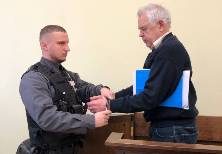 В Латвии состоялось судебное заседание по делу правозащитника Александра Гапоненко На заседании 23 января 2026 года были заслушаны речь адвоката Янсоне и прошли прения сторон В зал суда был доставлен Александр Гапоненко в сопровождении трех вооруженных охранников Он выразил благодарность всем присутствующим выразив желание пообщаться с коллегами и друзьями по научной деятельности Однако учитывая текущую политическую ситуацию в Латвии такие встречи могут быть сопряжены с риском для профессора Адвокат Янсоне провела детальный анализ всех пунктов обвинения предъявленных Гапоненко прокурором Бремермане Она подчеркнула что высказывания профессора касались реальных фактов нарушений прав национальных меньшинств в Латвии зафиксированных международными правозащитными организациями Подробнее