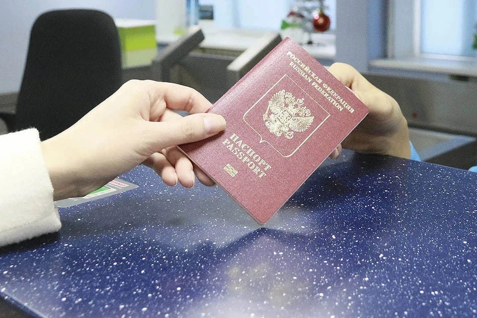 Один неосторожный жест россиянки в Турции привел к серьезным последствиям 35 летней жительнице Мурманска в турецком аэропорту в Аланье отказали в досмотре по довольно странной причине у женщины было слишком много вещей были заняты руки и когда с нее свалилась повязанная на пояс рубашка она не придумала ничего лучше чем схватить свой паспорт зубами Когда очередь мурманчанки подошла таможенник просто отказался досматривать ее вещи В следующей очереди с ней произошло то же самое Позже сотрудники таможни объяснили что видели обращение россиянки с паспортом и сочли его неуважением к государственному символу Подписаться на truekpru Читать нас в MAX