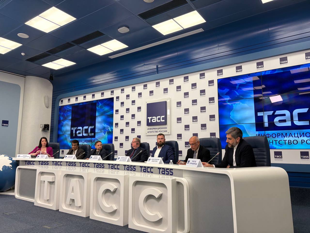 В Москве представили Литературную премию БРИКС     Новая международная премия учреждена для поддержки гуманитарного сотрудничества между странами БРИКС.     Она будет ежегодно вручаться авторам, чьи произведения отражают культурные традиции и ценности народов объединения.   Как отметил президент Российского книжного союза Сергей Степашин, премия поможет формированию единого гуманитарного пространства БРИКС. В жюри вошли представители всех стран объединения.     Секретариат премии готовит к сентябрьскому форуму в Бразилии список общих ценностей стран БРИКС. Тогда же будет представлен лонг-лист номинантов, в октябре — шорт-лист, а имя победителя назовут в ноябре в Москве.   Как подчеркнула египетская писательница Доха Асси, премия станет «площадкой, с которой зазвучит голос Глобального Юга».    Африканская инициатива   Подписаться