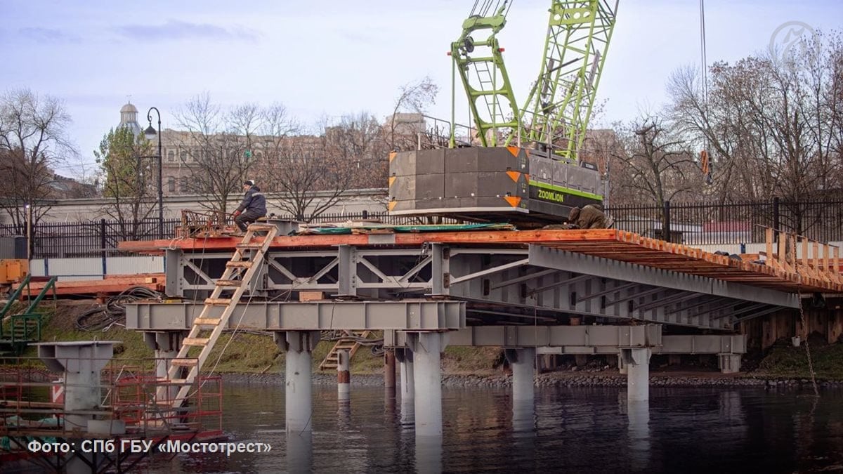 На завершение капремонта Кронверкского моста потратят почти 200 млн рублей  ГБУ «Мостотрест» выделило 196,6 млн рублей на завершение капитального ремонта Кронверкского моста, который ведет к Петропавловской крепости. Закупку разместили 18 февраля. Строительно-монтажные работы должны быть завершены до 1 декабря 2025 года, следует из содержания проекта контракта. Подрядчику необходимо заменить старые деревянные опоры на новые, обновить пролетные строения.  Заказчик работ ожидает, что на объекте будут проведены реставрационные мероприятия. Капремонт также предполагает возведение временного моста в целях обеспечения пропуска автотранспорта и пешеходов на Заячий остров.