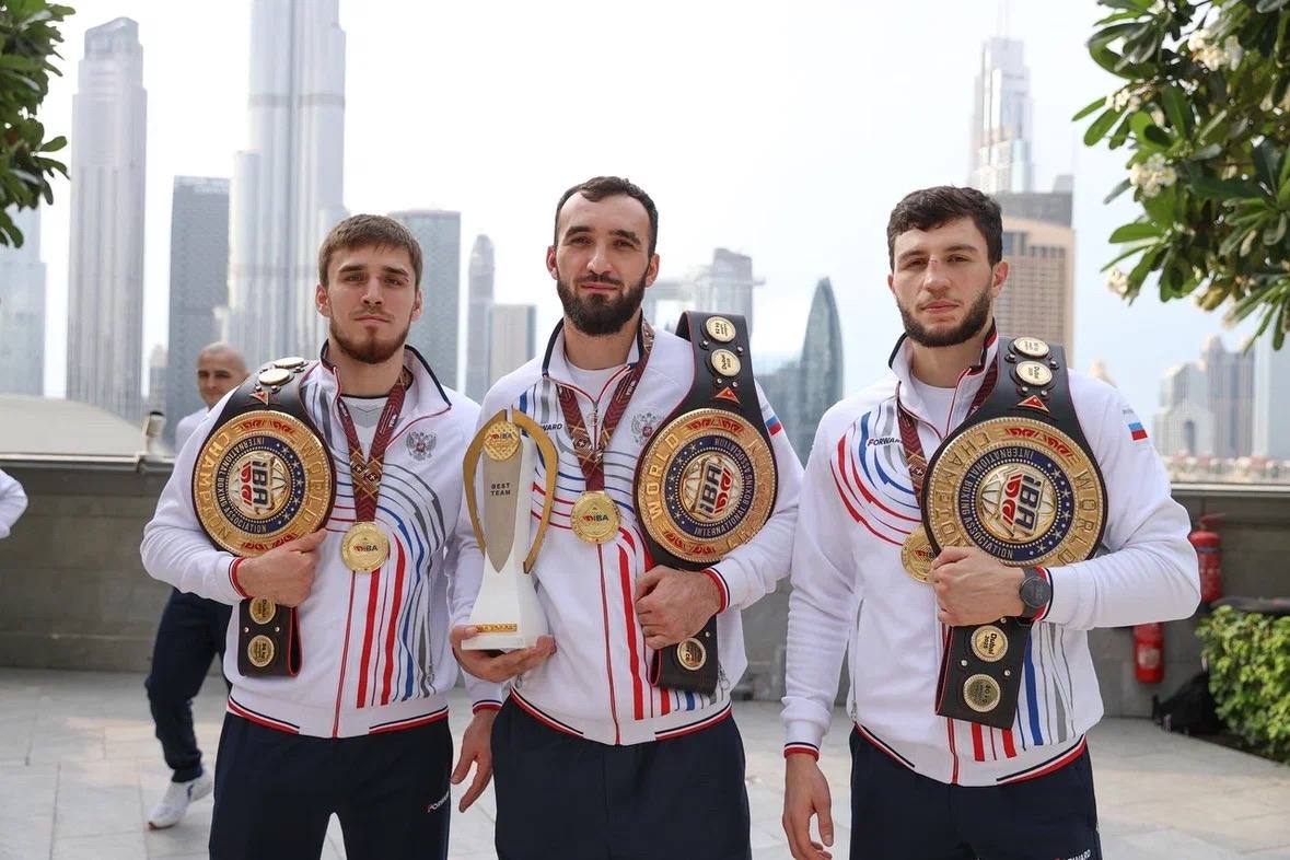 Председатель тренерского совета Федерации бокса России Эдуард Кравцов рассказал что следующие профессиональные бои чемпионов мира 2025 Муслима Гаджимагомедова Шарабутдина Атаева и Джамбулата Бижамова запланированы на 10 мая в Махачкале Эдуард Кравцов в интервью Матч ТВ Бои Гаджимагомедова Атаева и Бижамова запланированы на 10 мая в Махачкале Гаджимагомедов должен будет защищать свой титул с кубинцем Хулио Сесаром Ла Крусом Мы находимся на финальной стадии переговоров Надеемся все получится Планируем чтобы Бижамов провел поединок за какой то локальный пояс одной из основных версий У Атаева возможно будет бой за обязательного претендента по версии WBA Подробнее на сайте   Отдай свой голос боксу