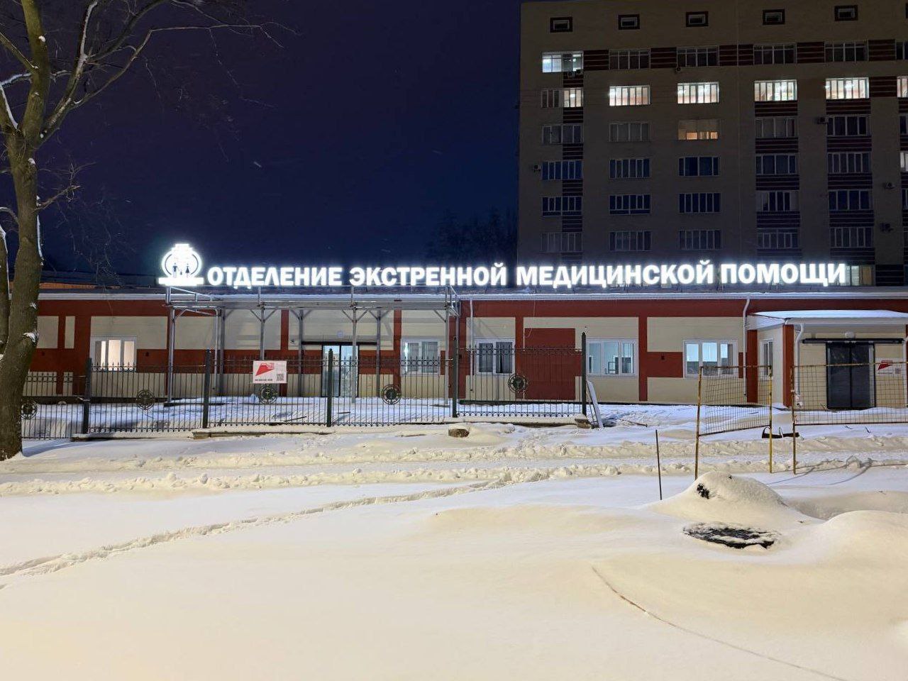 В Донецке завершается строительство нового приемного отделения экстренной помощи На территории Республиканской клинической больницы им Калинина идут заключительные работы по строительству современного приемного отделения экстренной помощи Открытие запланировано на весну текущего года Как сообщает Минздрав ДНР особое внимание при строительстве и оснащении уделяется безопасности надежности и долговечности Работы ведутся с максимальной ответственностью Новое отделение позволит оказывать экстренную помощь по самым современным стандартам создавая комфортные условия как для пациентов так и для медицинского персонала Продуманная логистика передовое оборудование и высококвалифицированные специалисты обеспечат оперативное и эффективное оказание помощи в критических ситуациях  Проект Совершенствование экстренной медицинской помощи направленный на улучшение доступности и качества медпомощи в регионе реализуется в рамках нацпроекта Продолжительная и активная жизнь ВАРМСУ СМО ДНР Подписывайтесь ВАРМСУ СМО ДНР Подписывайтесь