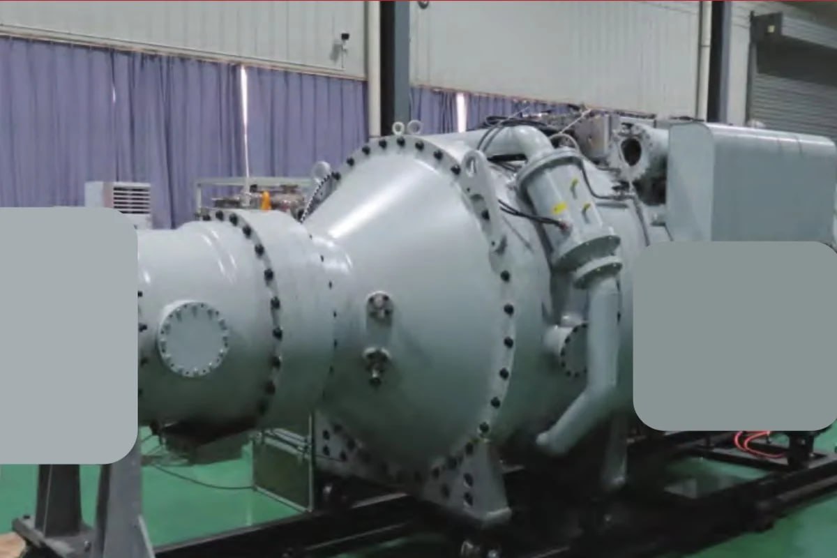 Китайские ученые создали первое в мире микроволновое оружие мощностью 20 ГВт способное генерировать импульсы в течение минуты Как сообщает газета South China Morning Post такая наземная компактная система способна нарушить работу спутников на низкой околоземной орбите или повредить их в том числе спутники Starlink По информации издания устройство под названием TPG1000Cs разработано в Северо Западном институте ядерных технологий в Сиане в провинции Шэньси Этот аппарат составляет четыре метра в длину и весит пять тонн что позволяет устанавливать его на грузовиках военных кораблях самолетах и даже спутниках До сих пор аналогичные известные системы могли работать непрерывно не более трех секунд и были гораздо более громоздкими указывает газета TPG1000Cs способен генерировать до 3 000 высокоэнергетических импульсов за один сеанс значительно превосходя аналогичные системы существующие в мире Если Китай в конечном итоге развернет аппарат TPG1000C в космосе его невидимые удары станут еще более смертоносными и их будет сложнее обнаружить отмечает издание Надо срочно приобрести для тестов под видом микроволновки конечно geonrgru YouTube sponsr ru